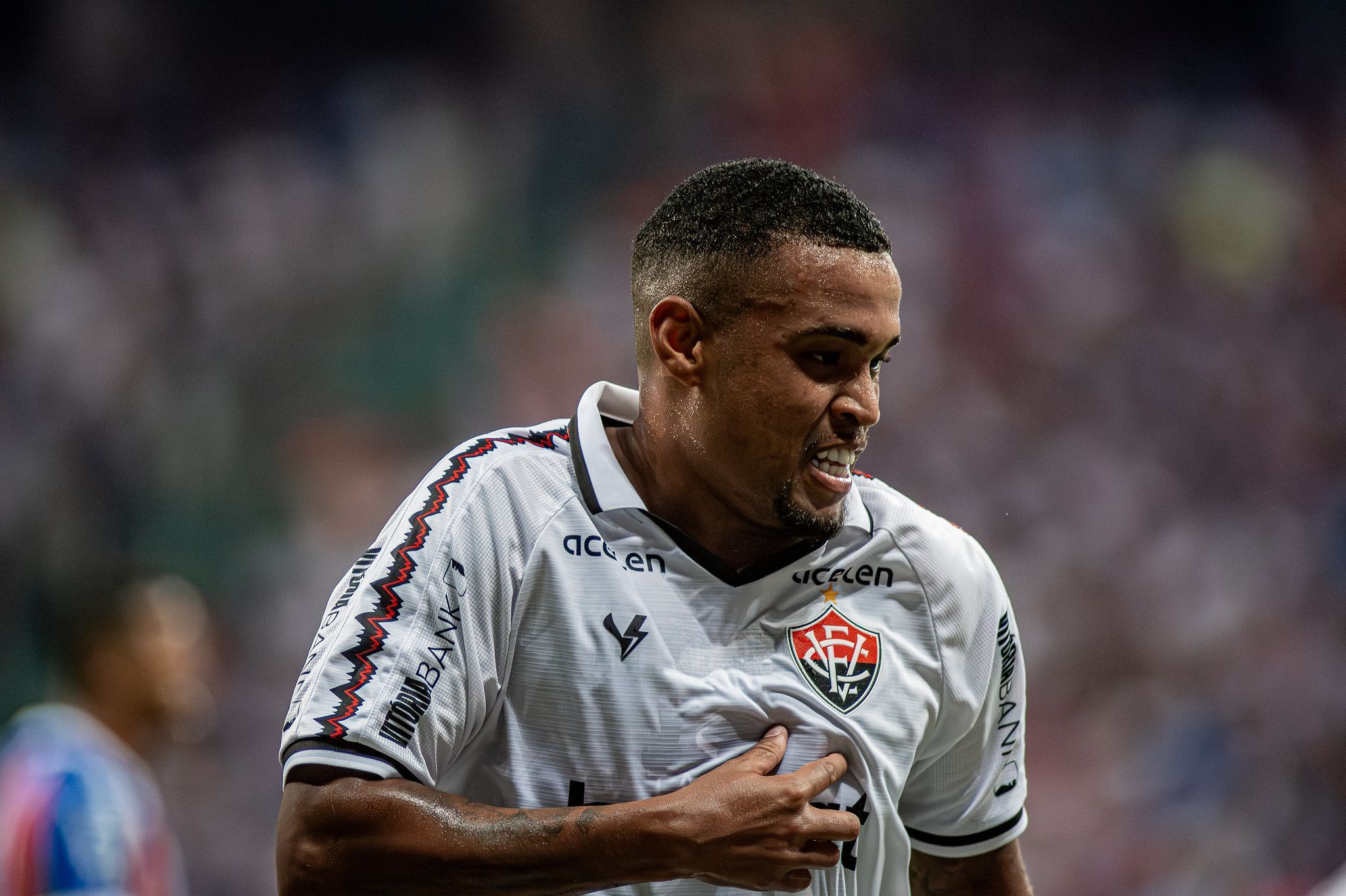 Decisivo, Alerrandro emplaca sequência de gols e ganha confiança no Vitória
