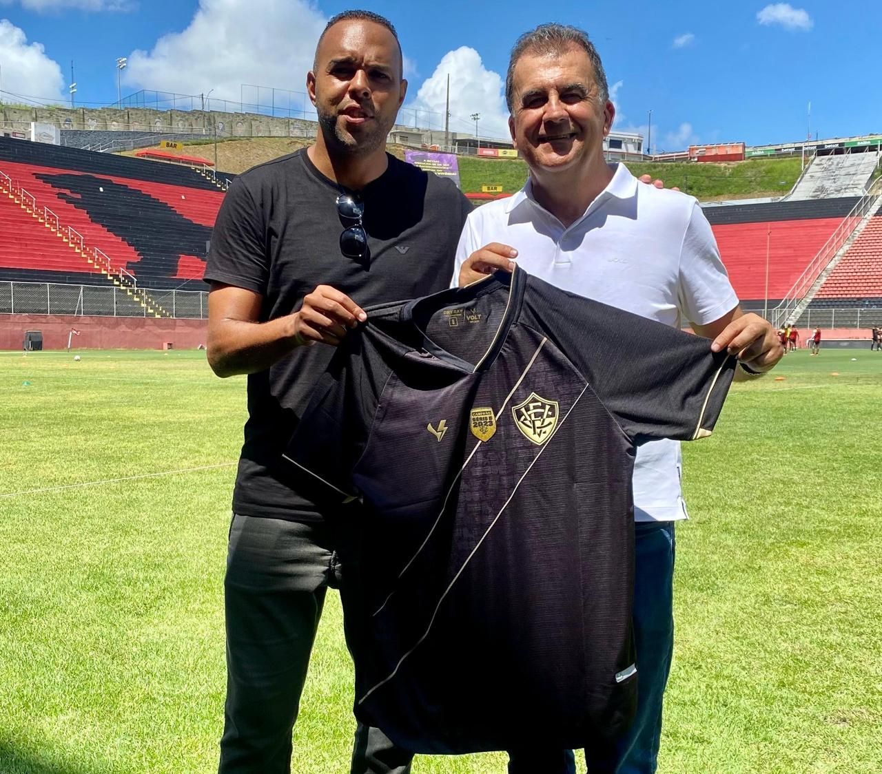 Campeão com Cruzeiro e Atlético visita CT do Vitória e diz: 'Impressionado'