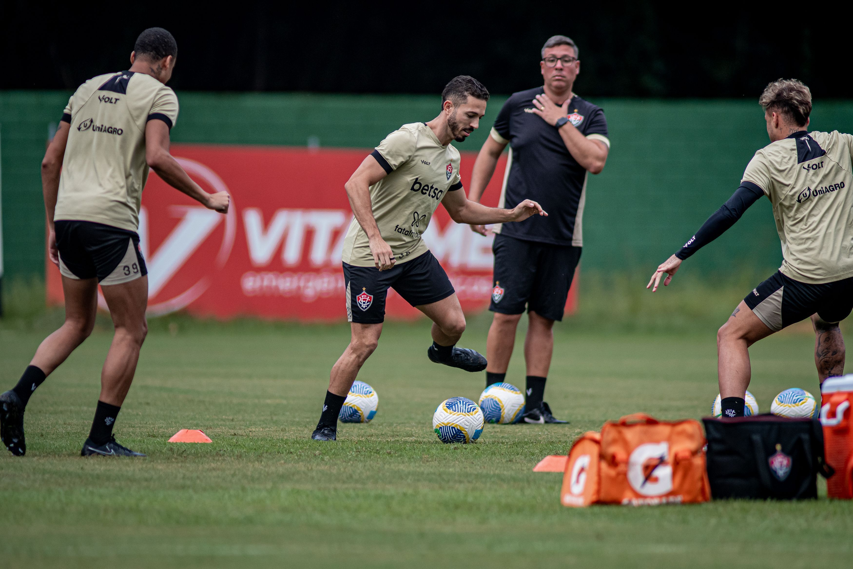 Em evolução, Vitória recebe 'turbulento' Athletico-PR pelo Brasileiro