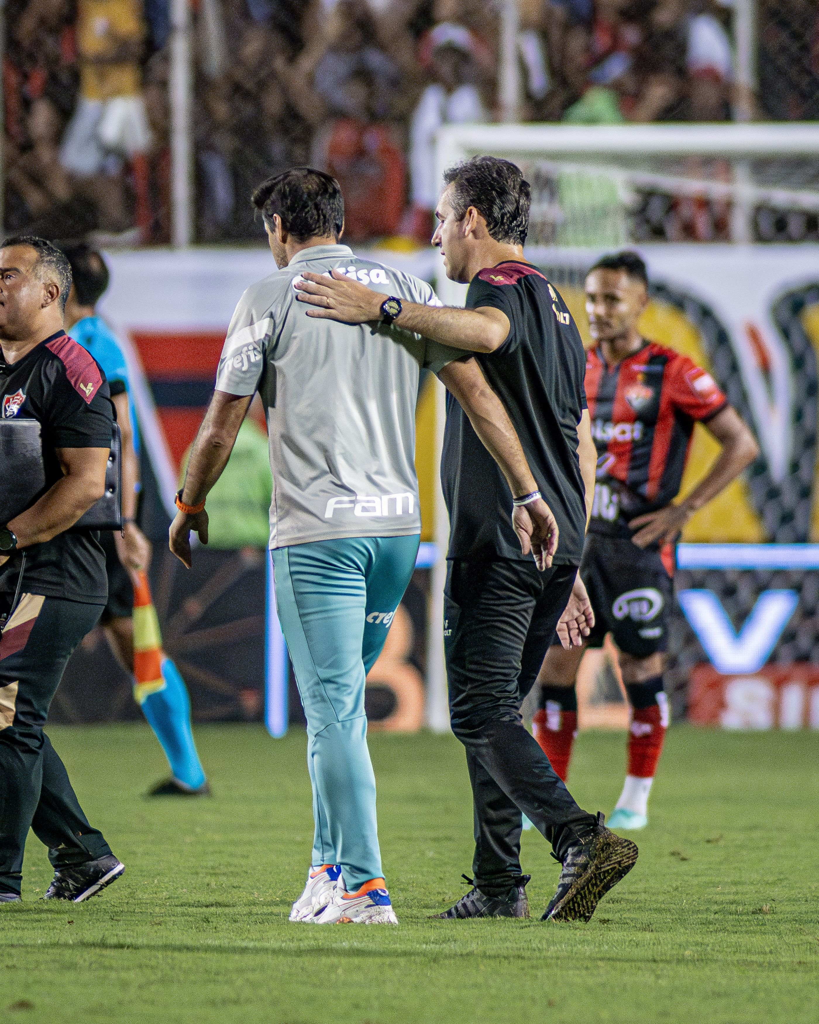 Técnico do Vitória defende gramado do Barradão após fala de Abel Ferreira