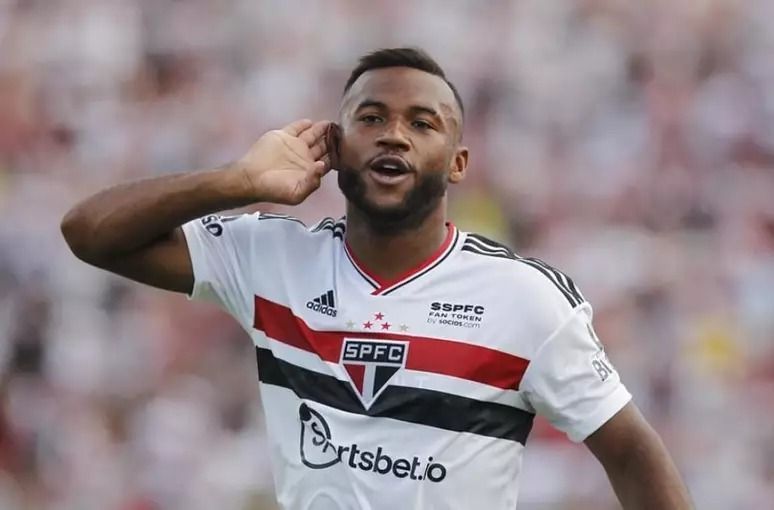 Volante do São Paulo está próximo de acerto com o Vitória; saiba detalhes