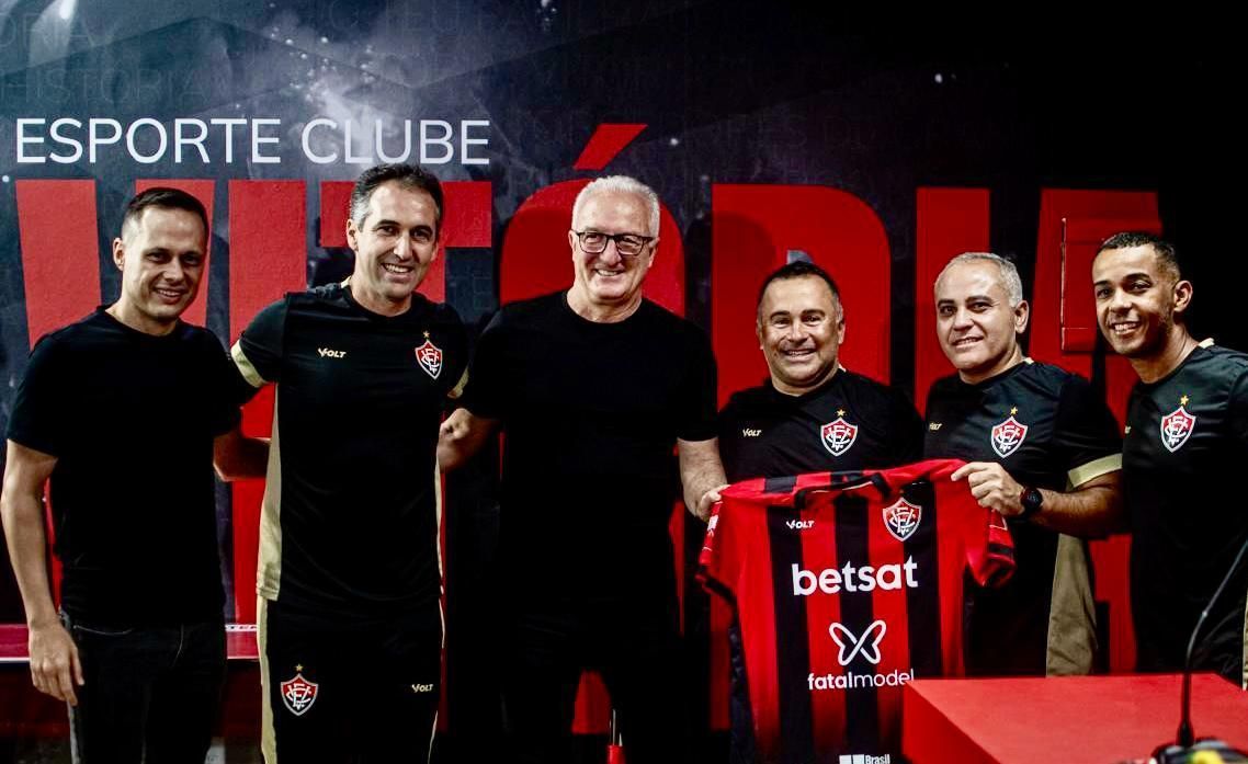 Dorival Júnior visita CT do Vitória e acompanha treino