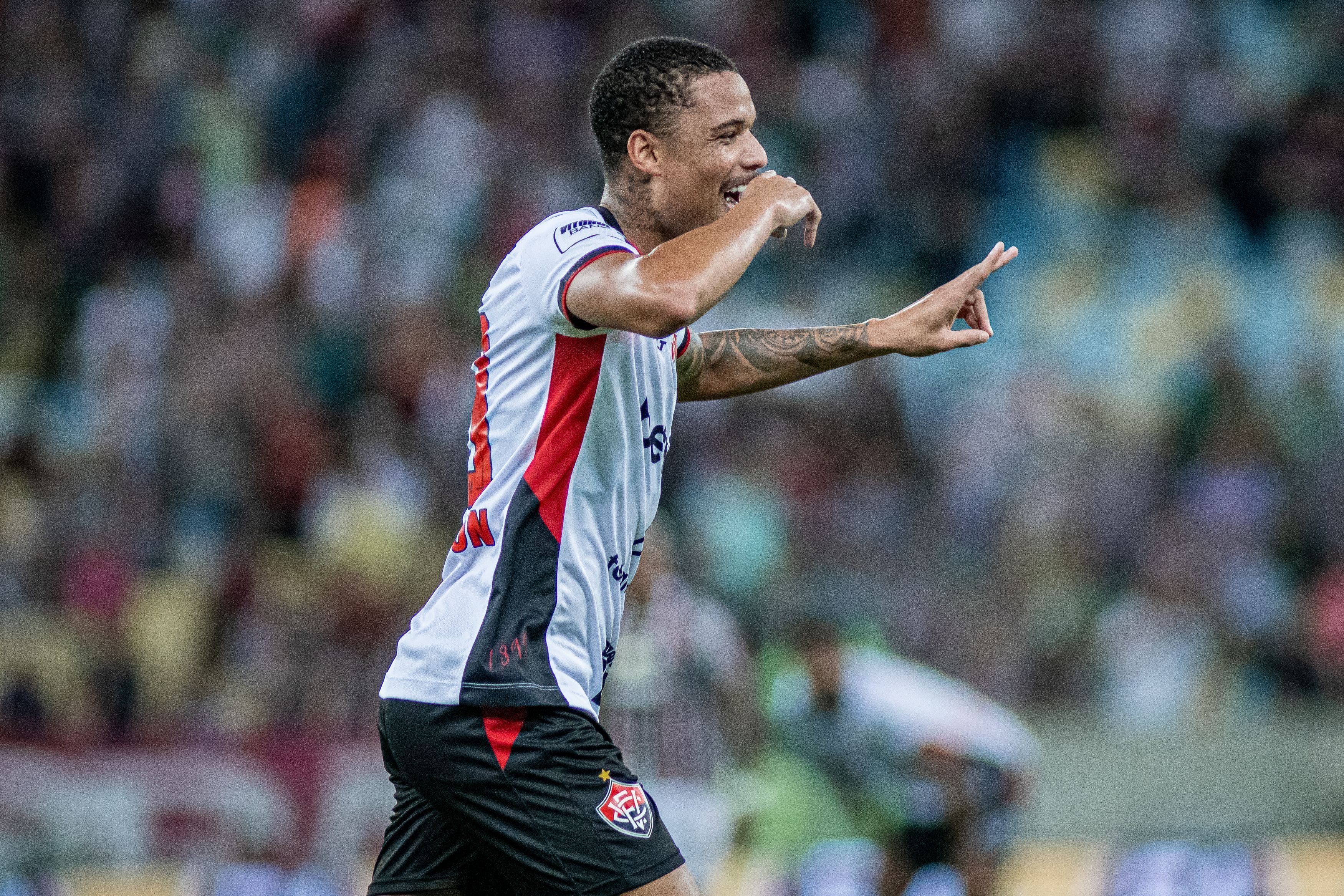 Decisivo contra o Fluminense, Janderson celebra primeiro gol pelo Vitória