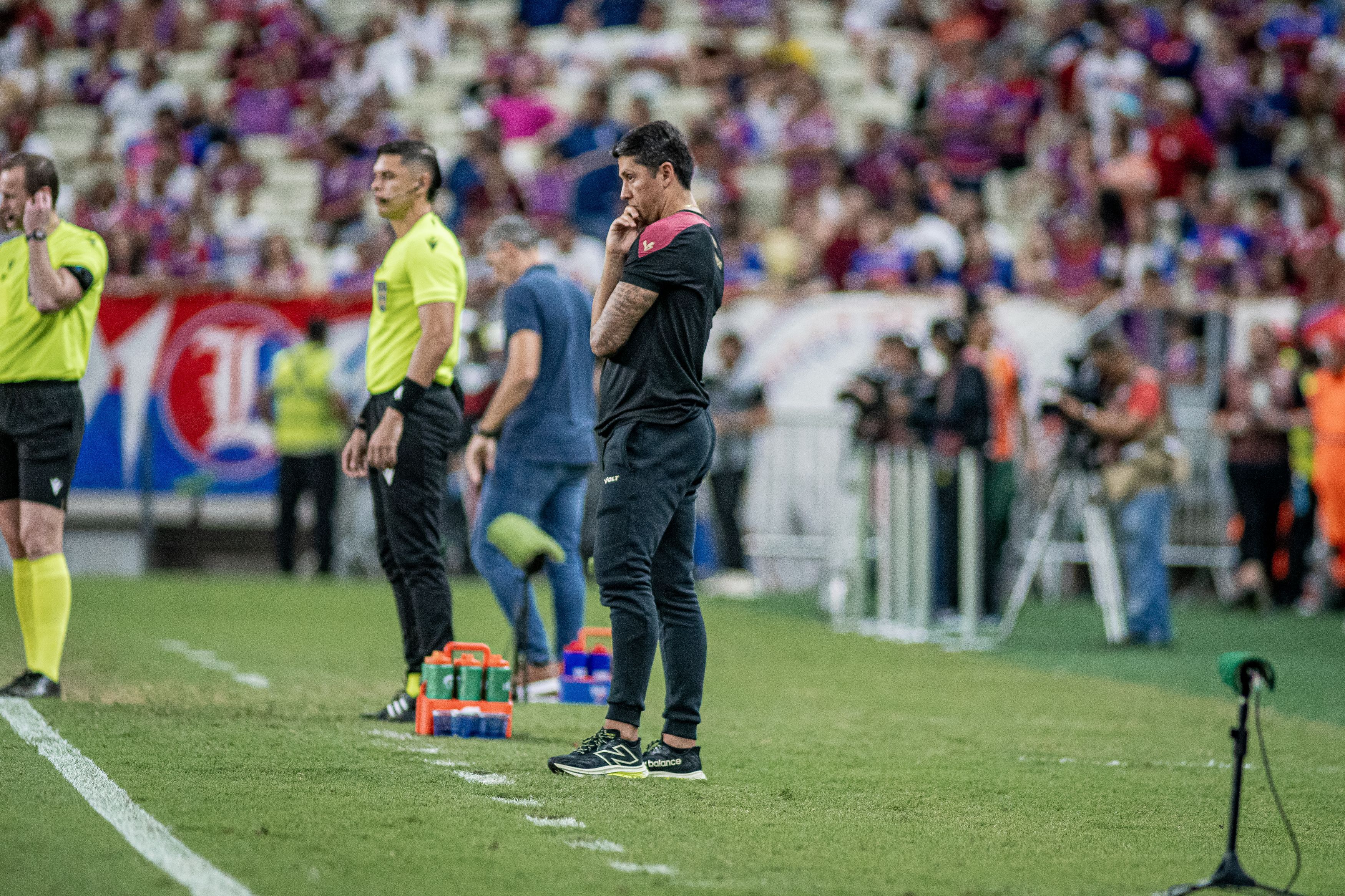 Vitória tem pior defesa do Brasileirão, e Carpini cobra reforços