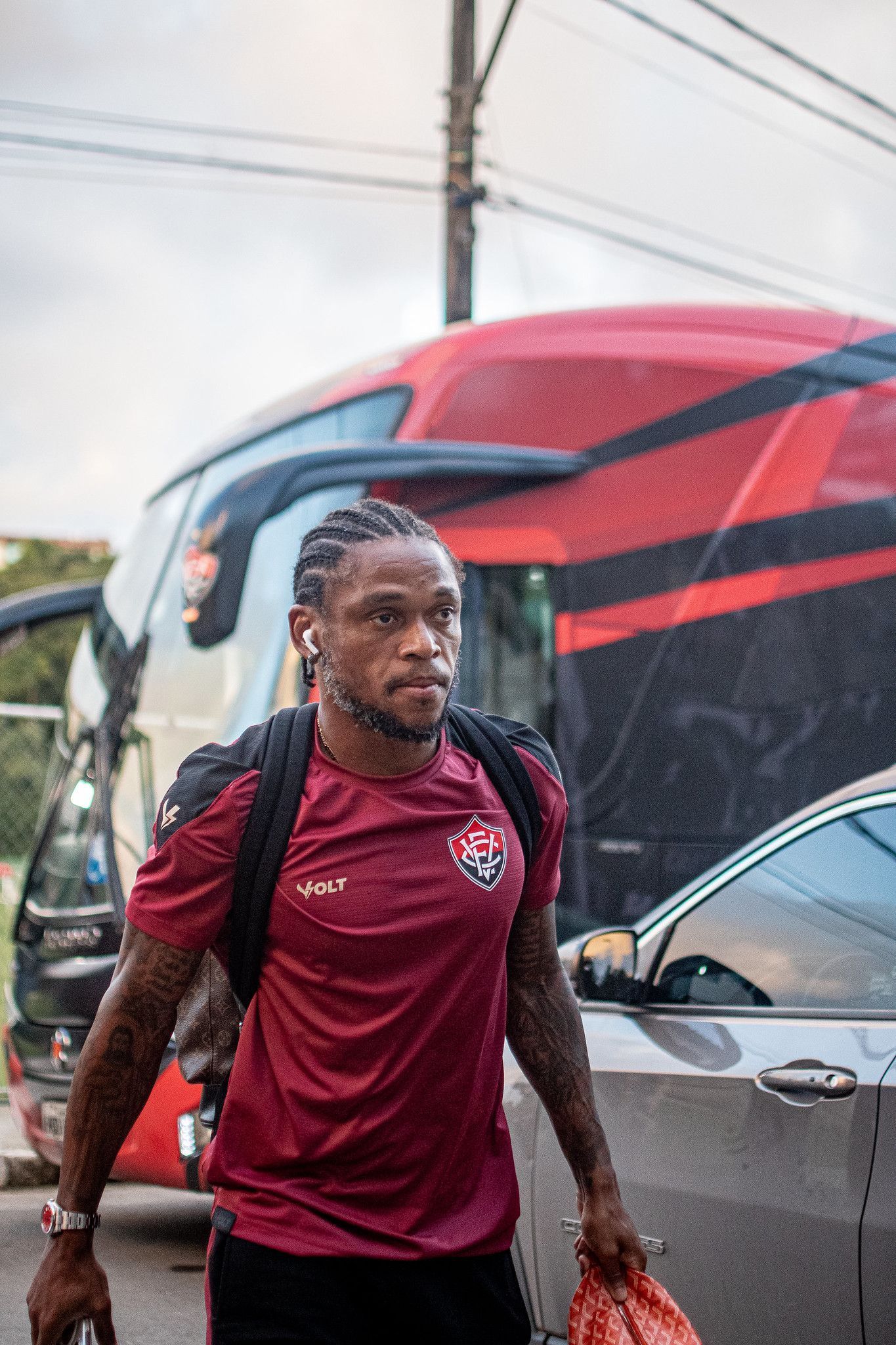 Fora dos planos, Luiz Adriano é afastado pelo Vitória e deve deixar clube