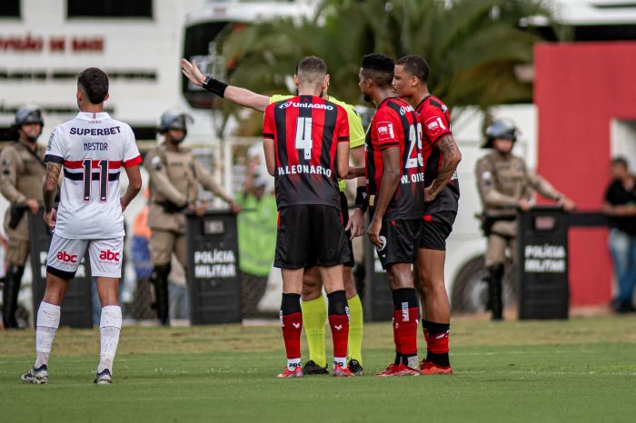 Wagner Leonardo, zagueiro do Vitória, reclama com o árbitro após ser expulso Wagner Leonardo, zagueiro do Vitória, reclama com o árbitro após ser expulso