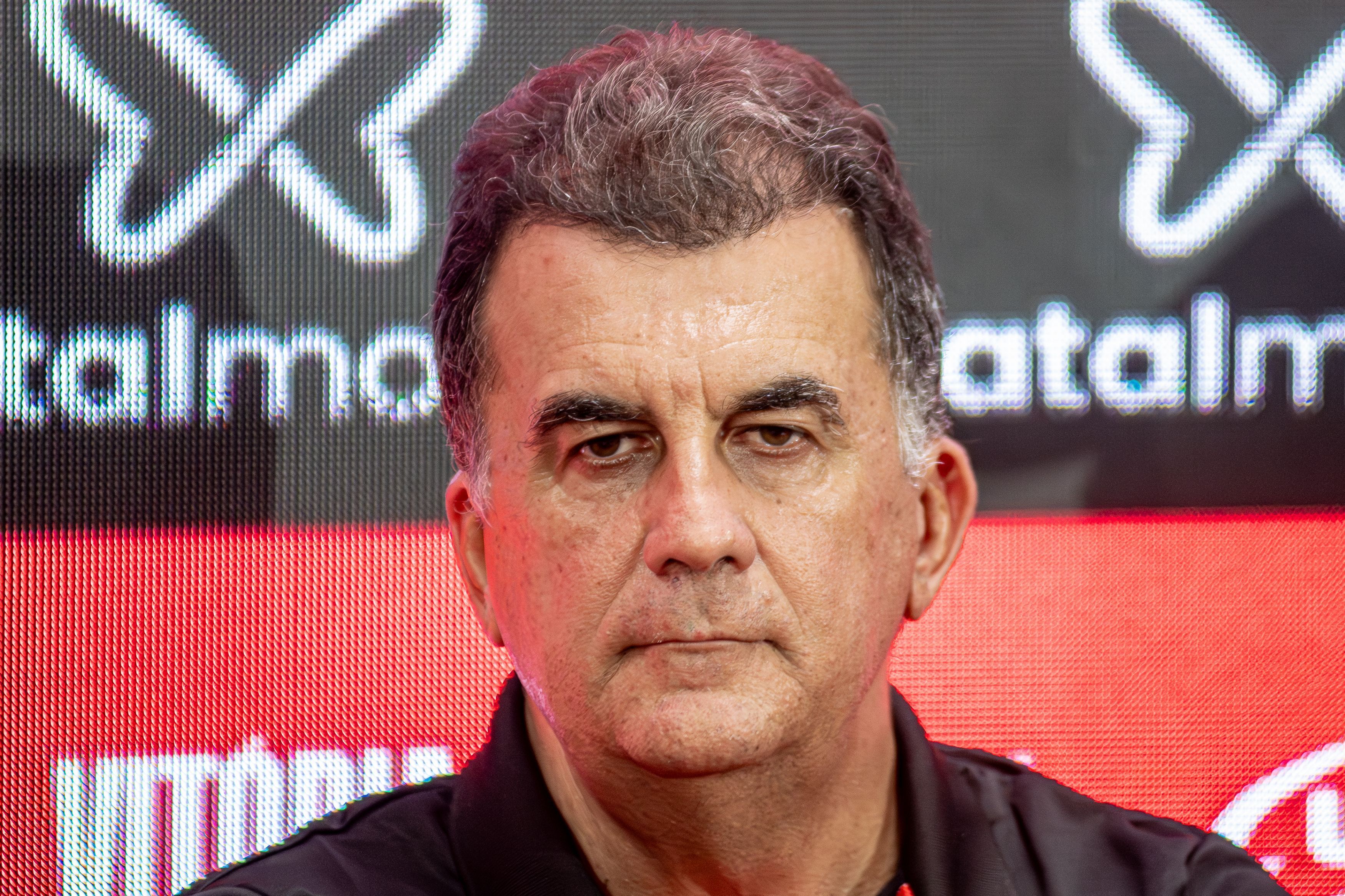 Presidente do Vitória se irrita e sobe o tom contra críticas; confira