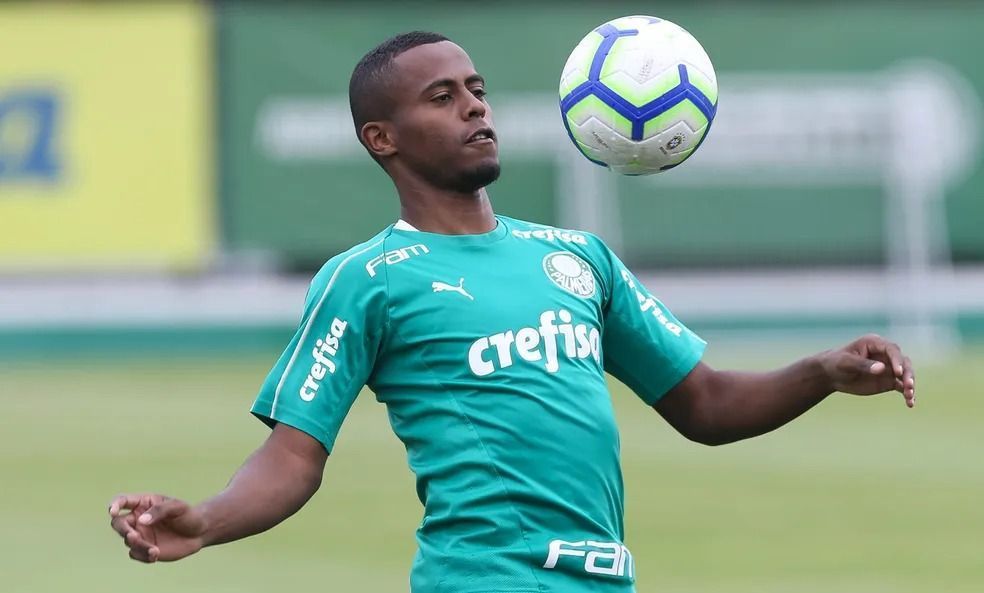 Vitória acerta contratação de atacante ex-Palmeiras que estava na Europa