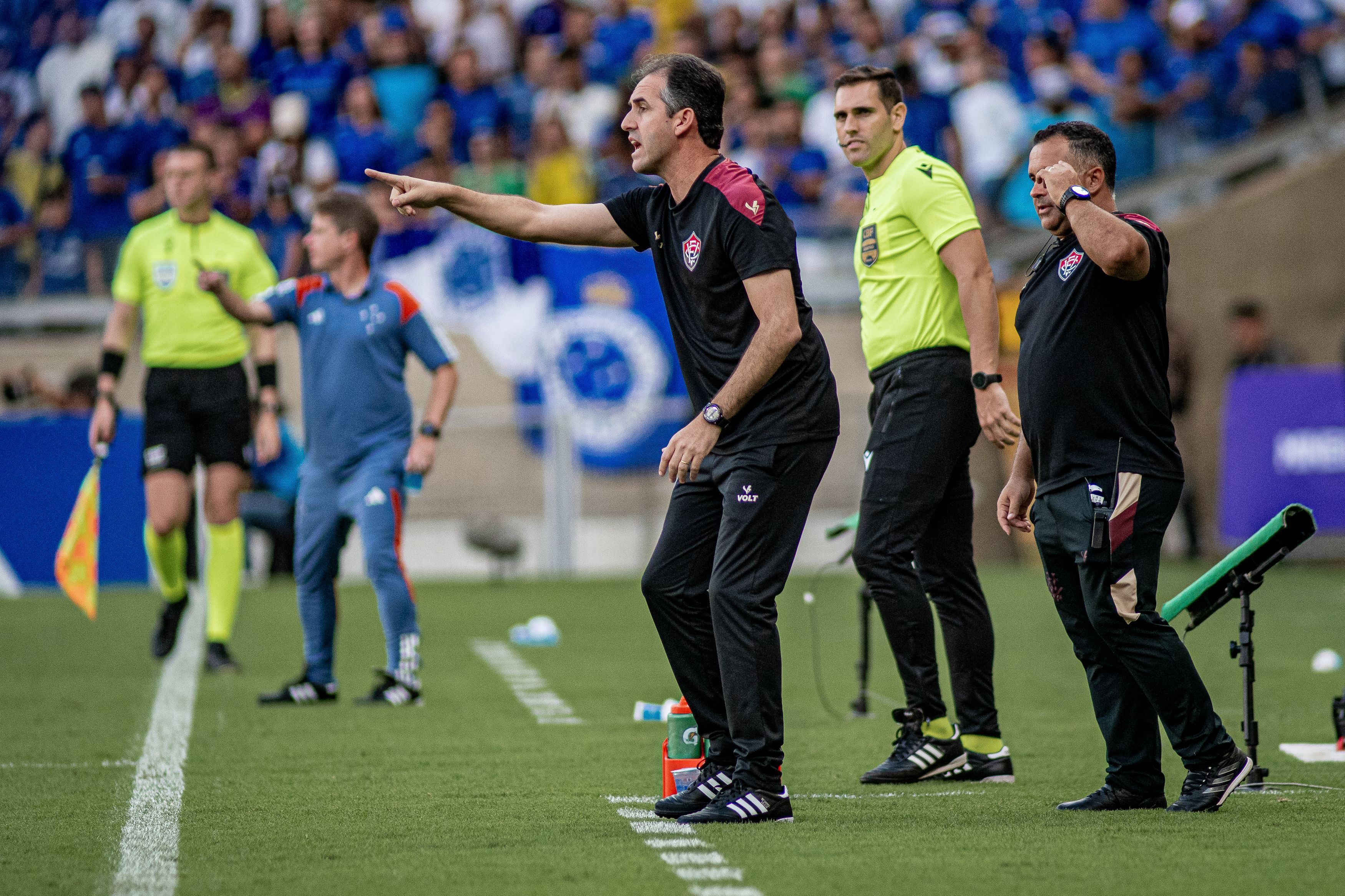 Vitória 'junta os cacos' após derrota para o Cruzeiro e quer reação rápida