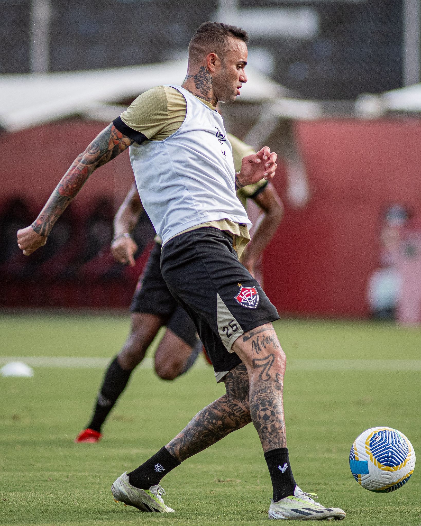 Pouco aproveitado no Vitória, Luan procura novo clube; entenda