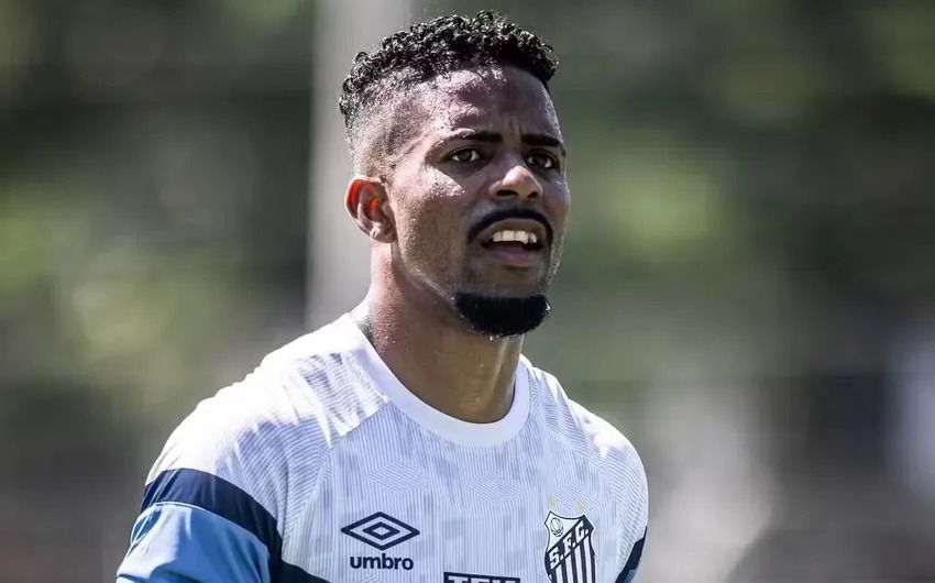 Vitória negocia com lateral do Santos; veja valor da proposta