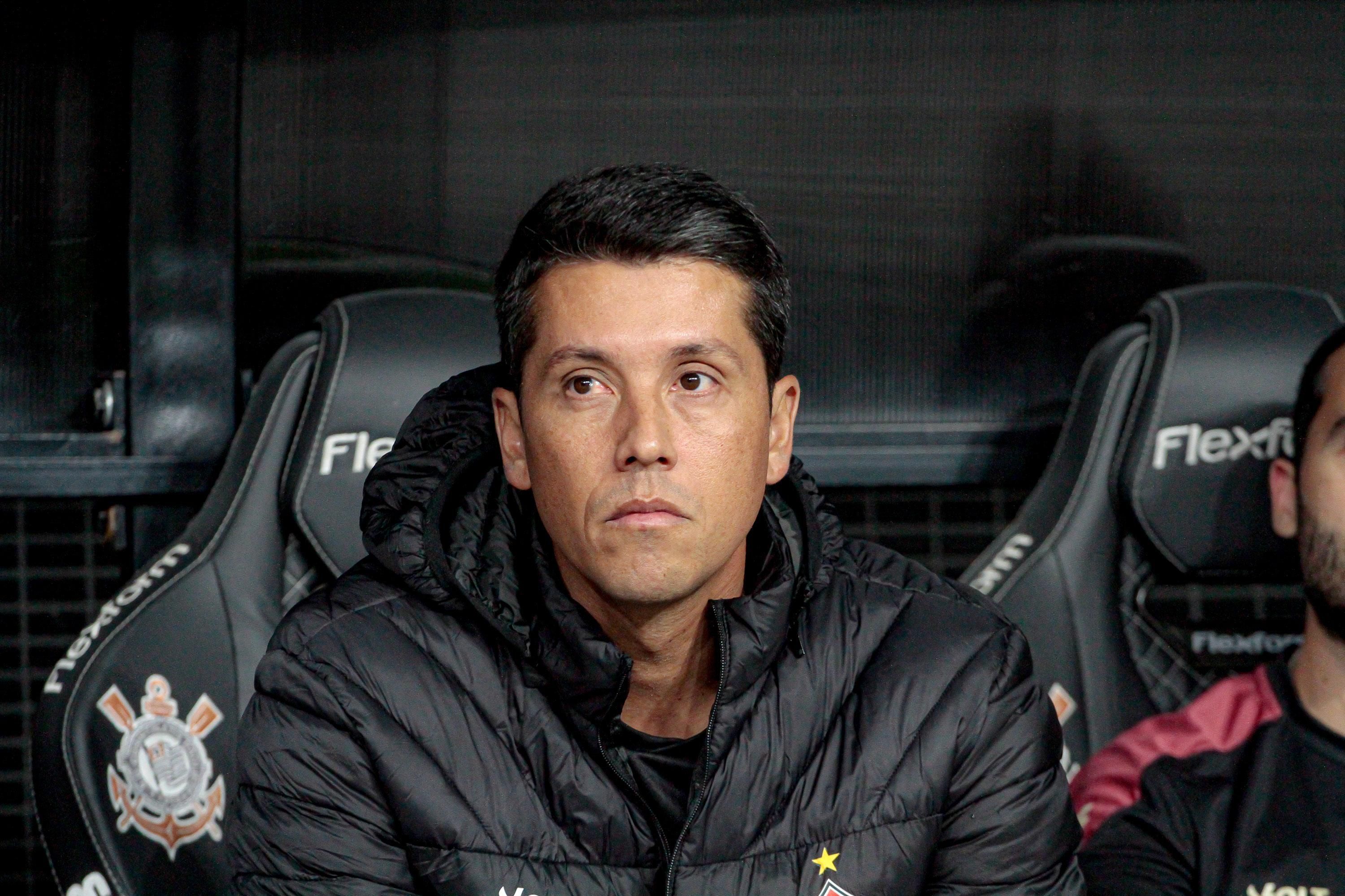 Carpini lamenta resultado, mas diz que Vitória foi superior ao Corinthians