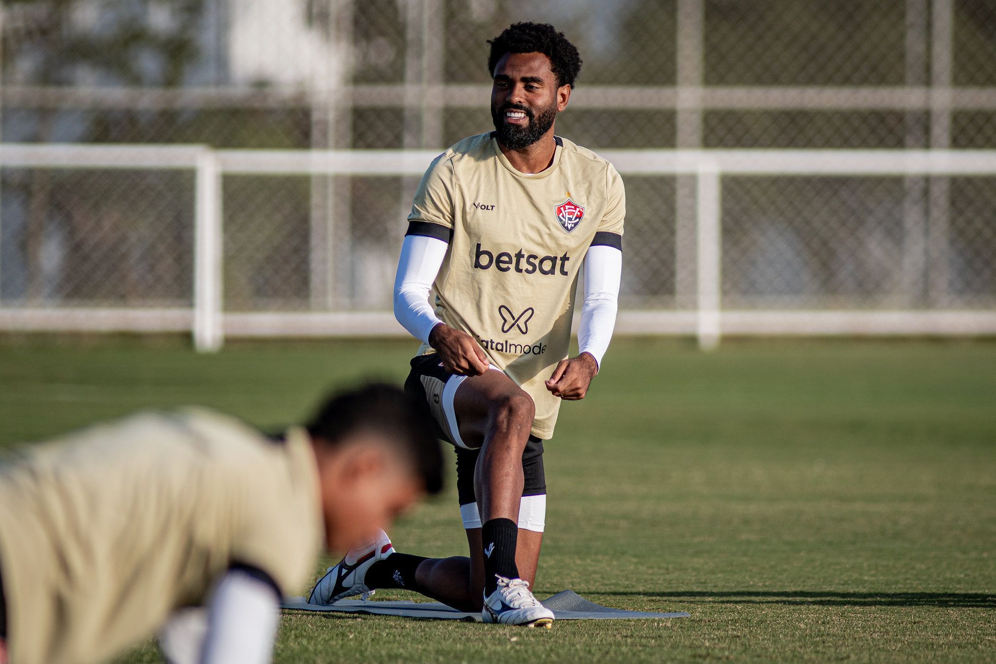 Com retorno de volante, Vitória faz primeiro treino de olho no Cruzeiro