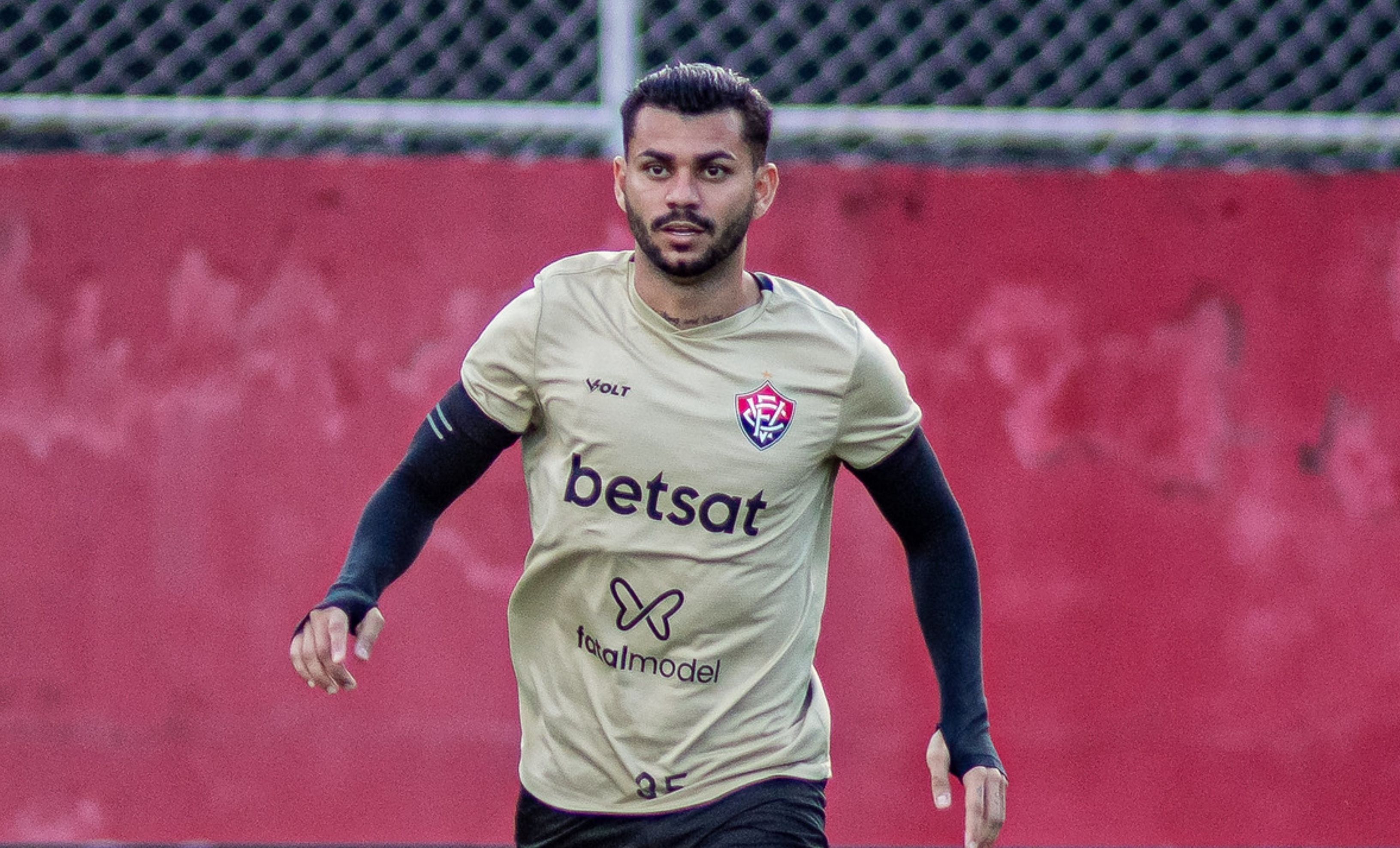 Titular fica fora de treino do Vitória e vira dúvida para enfrentar Cuiabá
