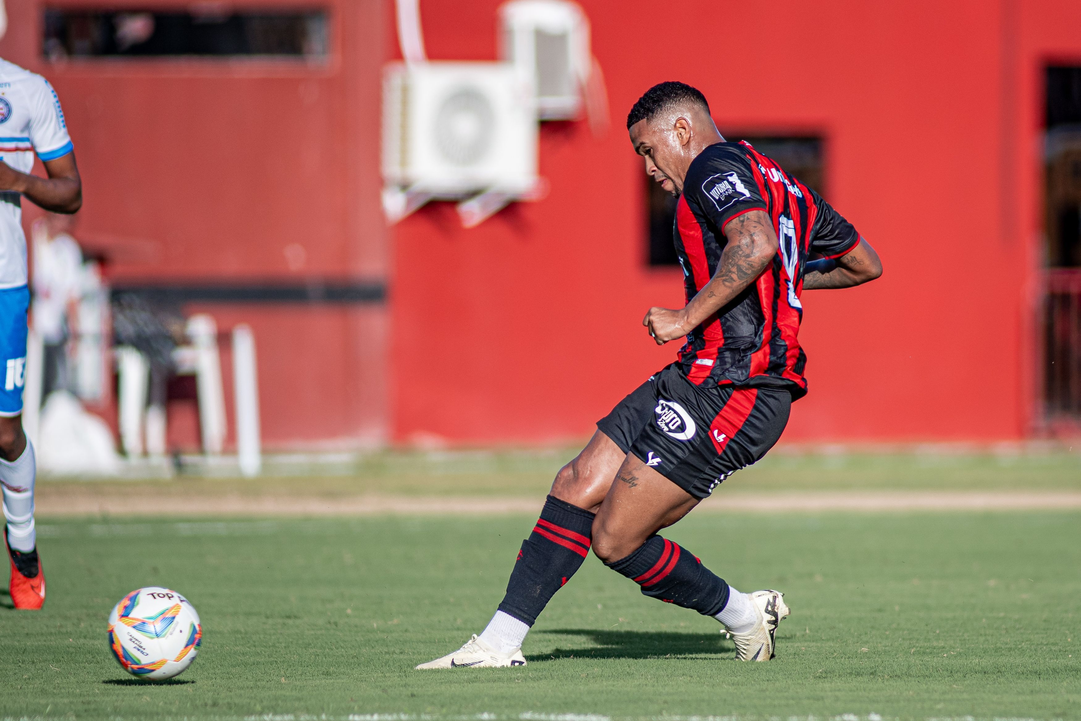 Ex-Atlético perde gol inacreditável no Ba-Vi; veja
