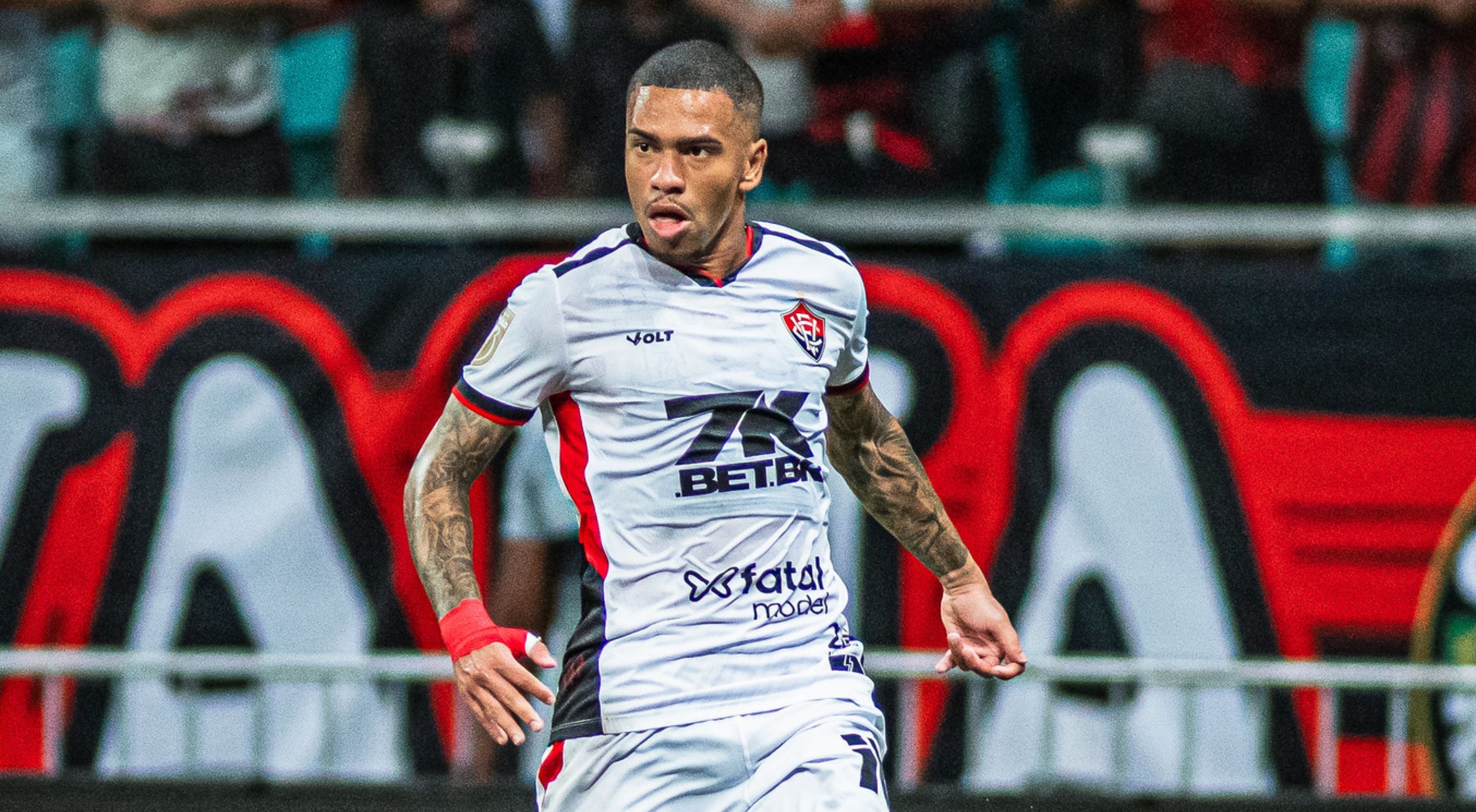 Rumo ao Grêmio? Lucas Esteves aciona CNRD para conseguir liberação do Vitória