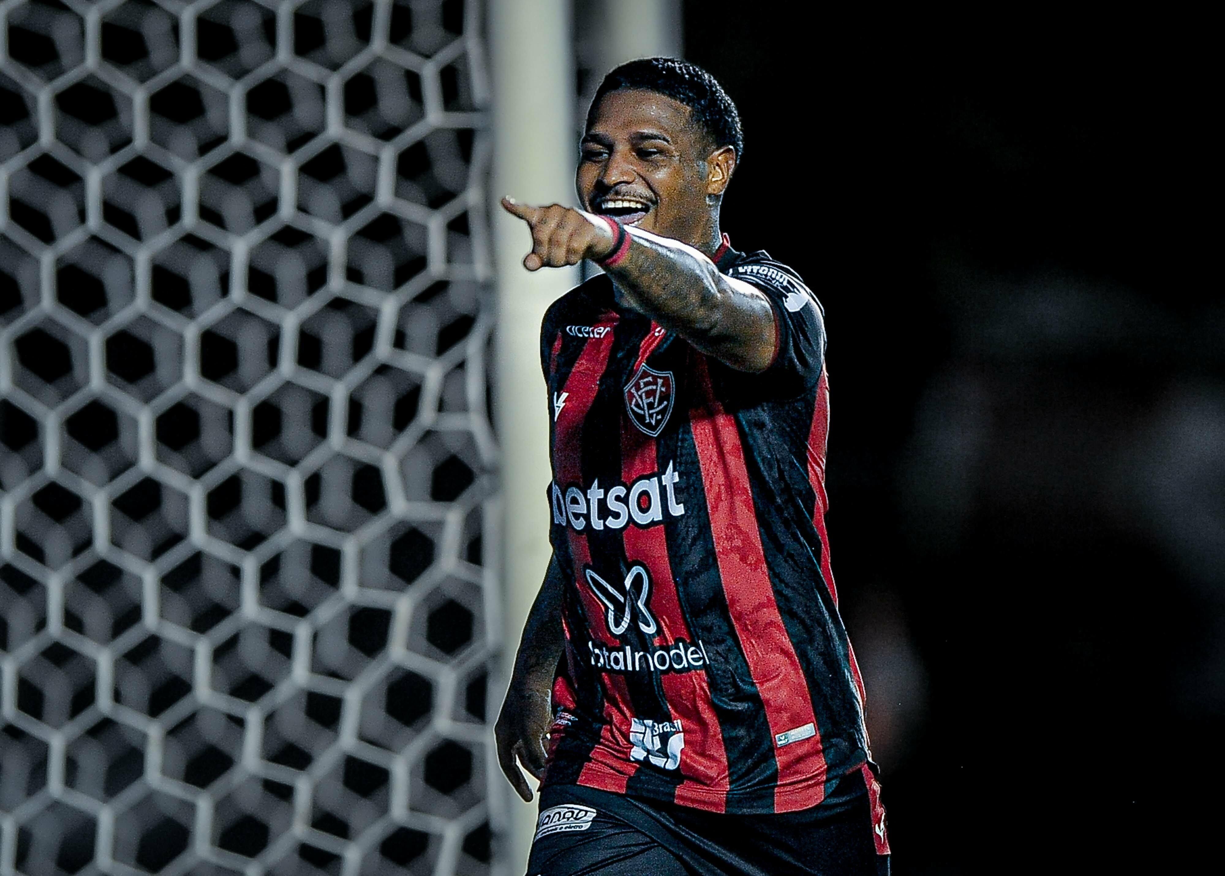 Daniel Jr marca de novo, Vitória vence e encaminha classificação no Baianão
