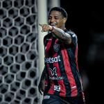 Daniel Jr marca de novo, Vitória vence e encaminha classificação no Baianão