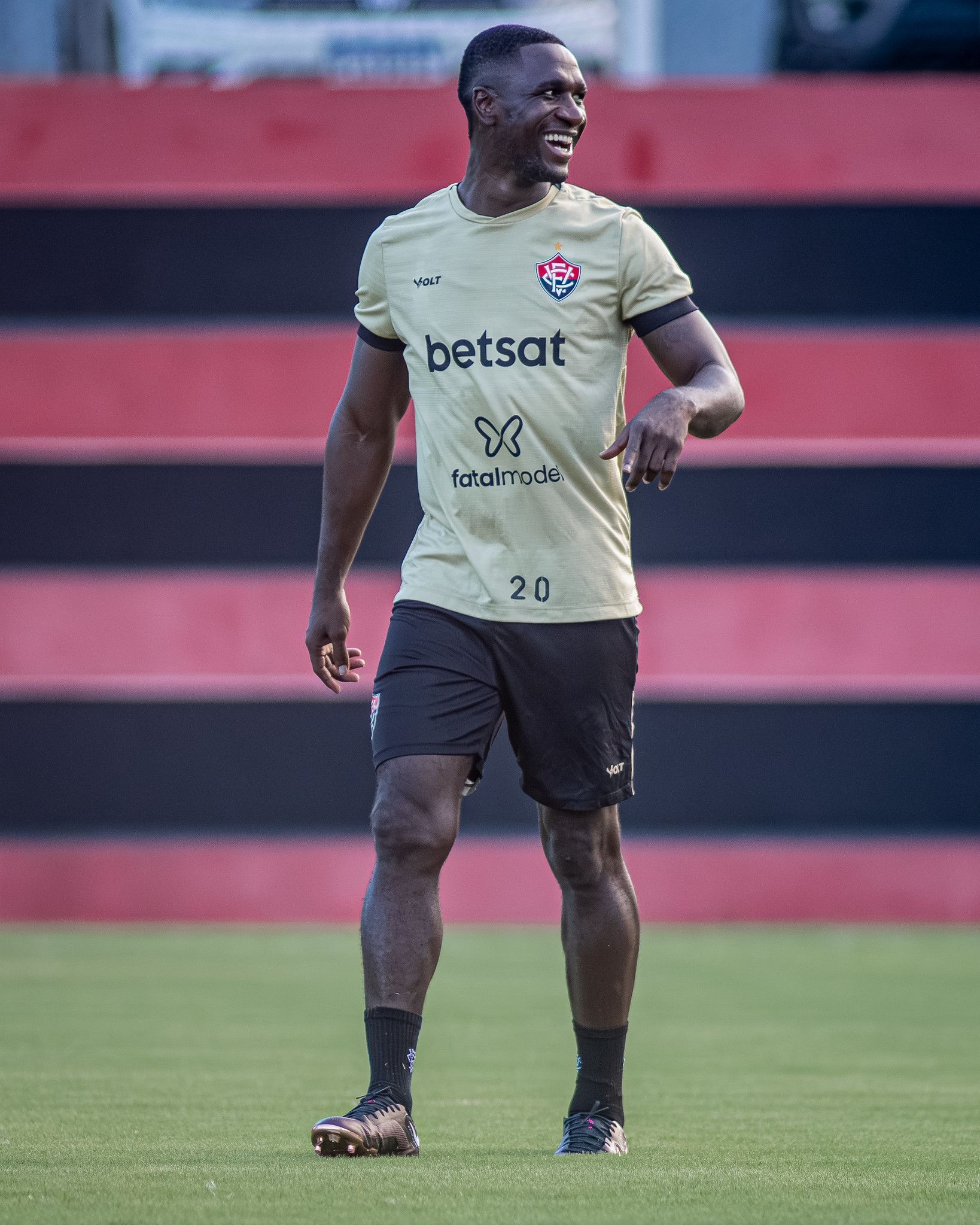 Presidente do Vitória confirma saída de Zapata, mas nega lista de dispensa