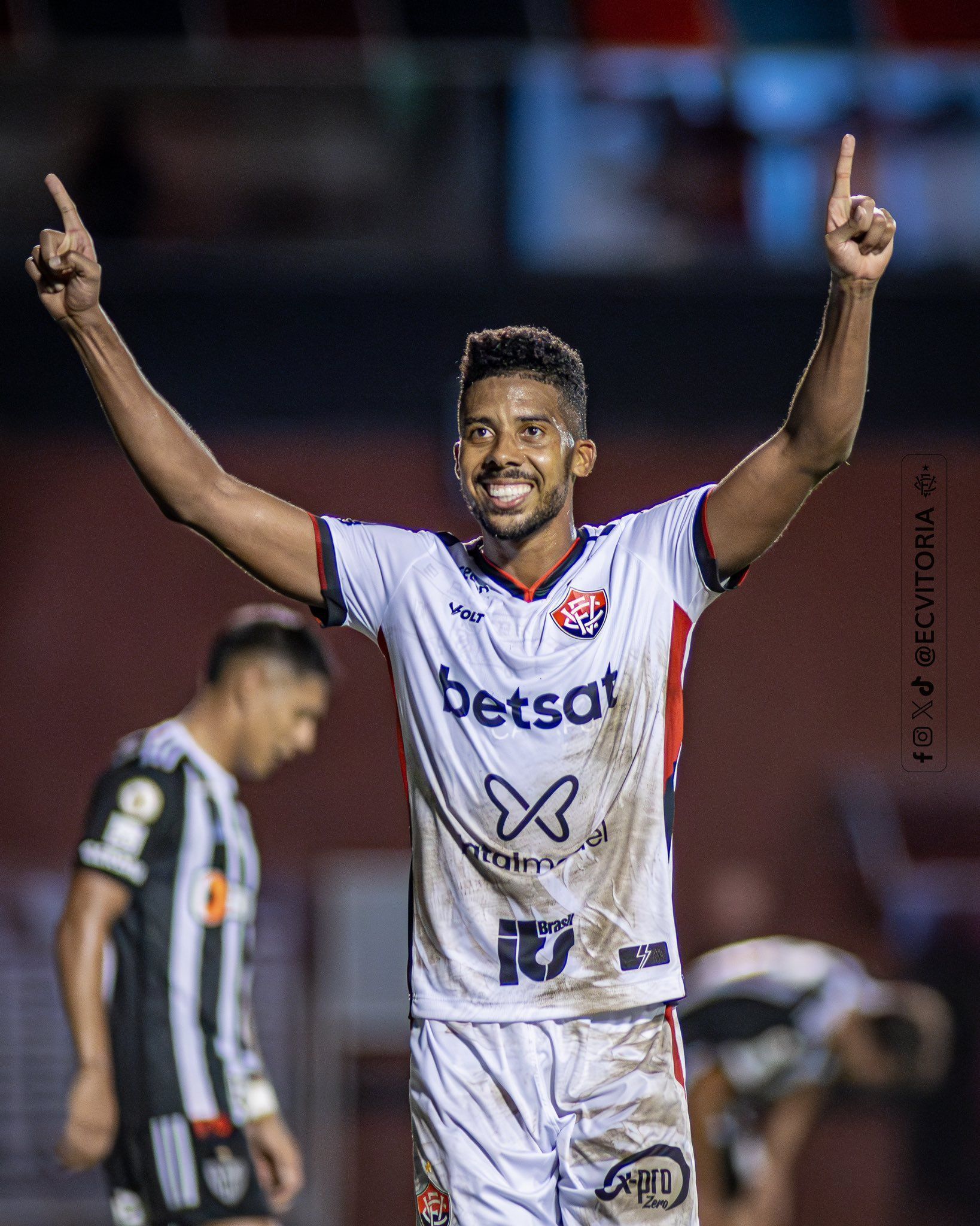 Ex-Cruzeiro vira protagonista do Vitória e assume artilharia da Série A