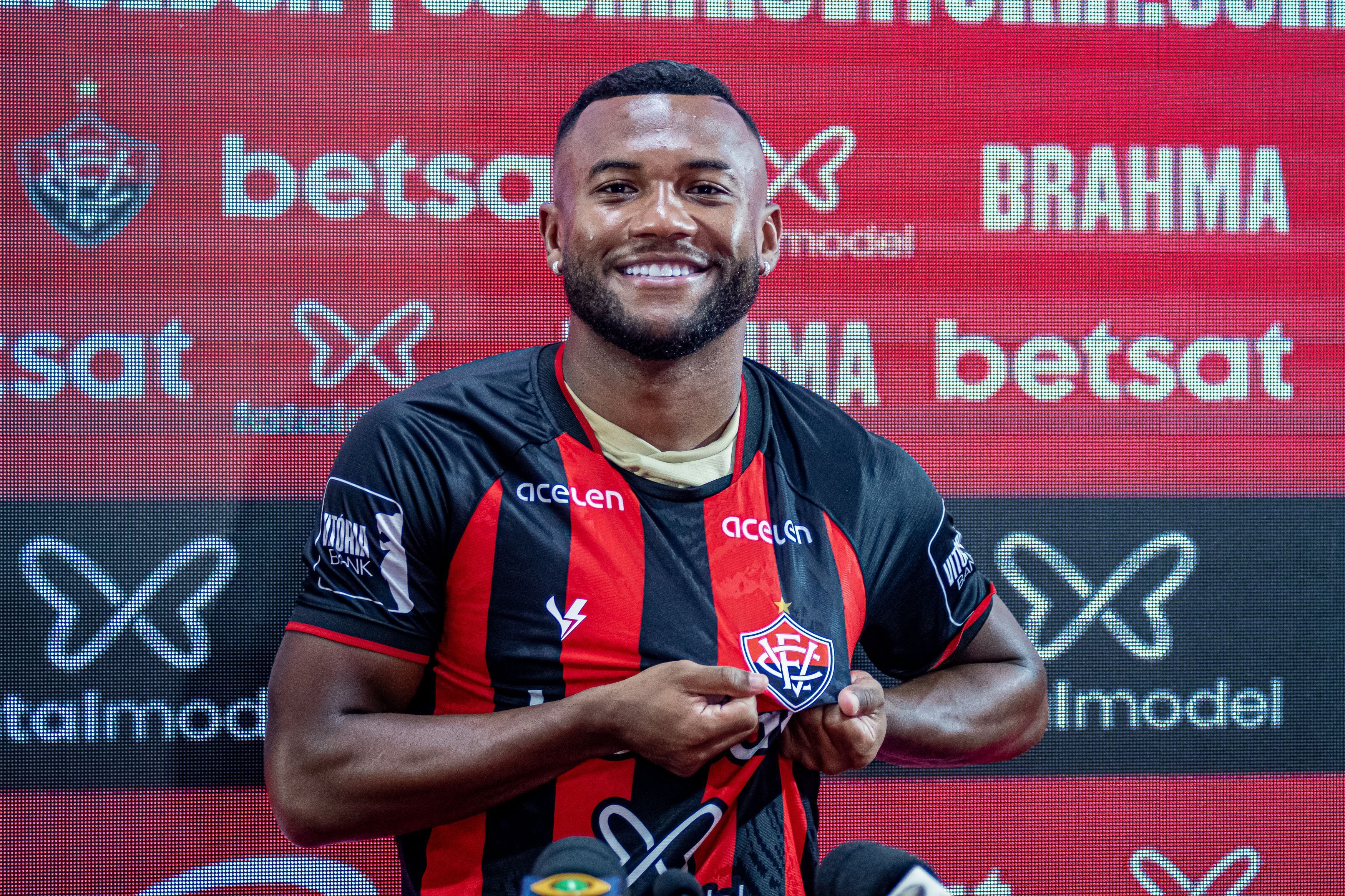 Hoje no Vitória, Luan nega mágoa com Rogério Ceni e exalta técnico: 'Ídolo'