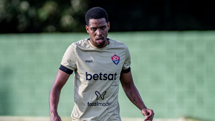 Iury Castilho com a camisa do Vitória