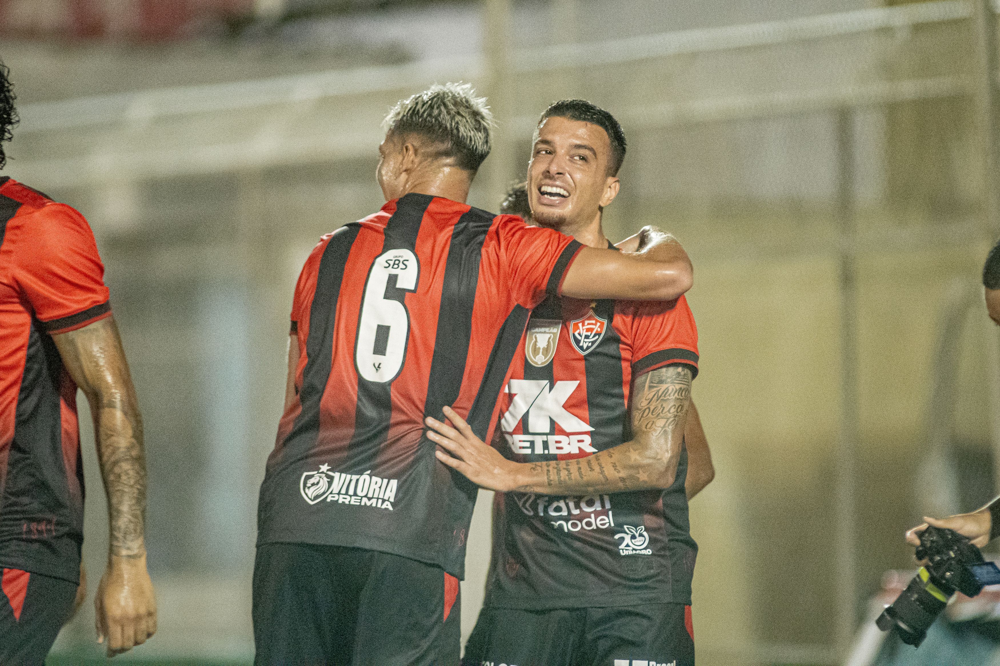Dominante, Vitória goleia Juazeirense e assume liderança do Baianão