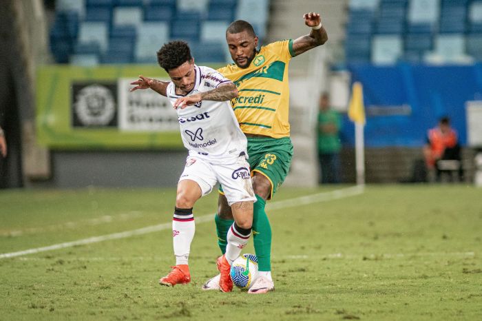 Matheusinho, do Vitória, divide bola com Ramon, do Cuiabá