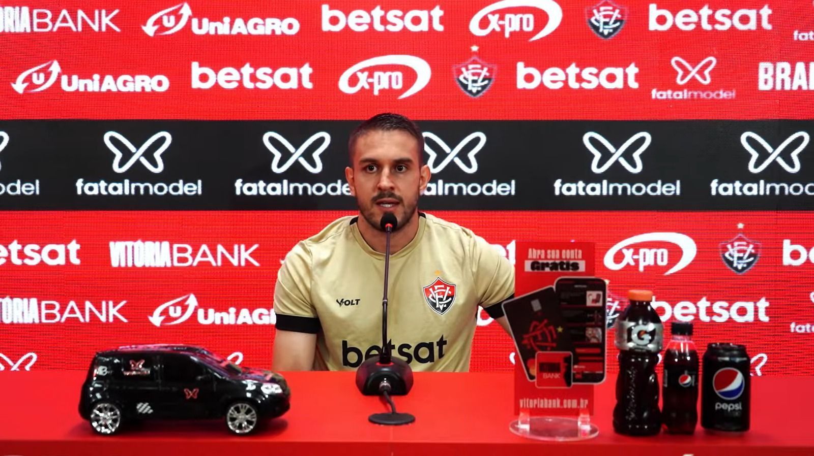 Ex-Grêmio, zagueiro do Vitória defende paralisação do futebol brasileiro