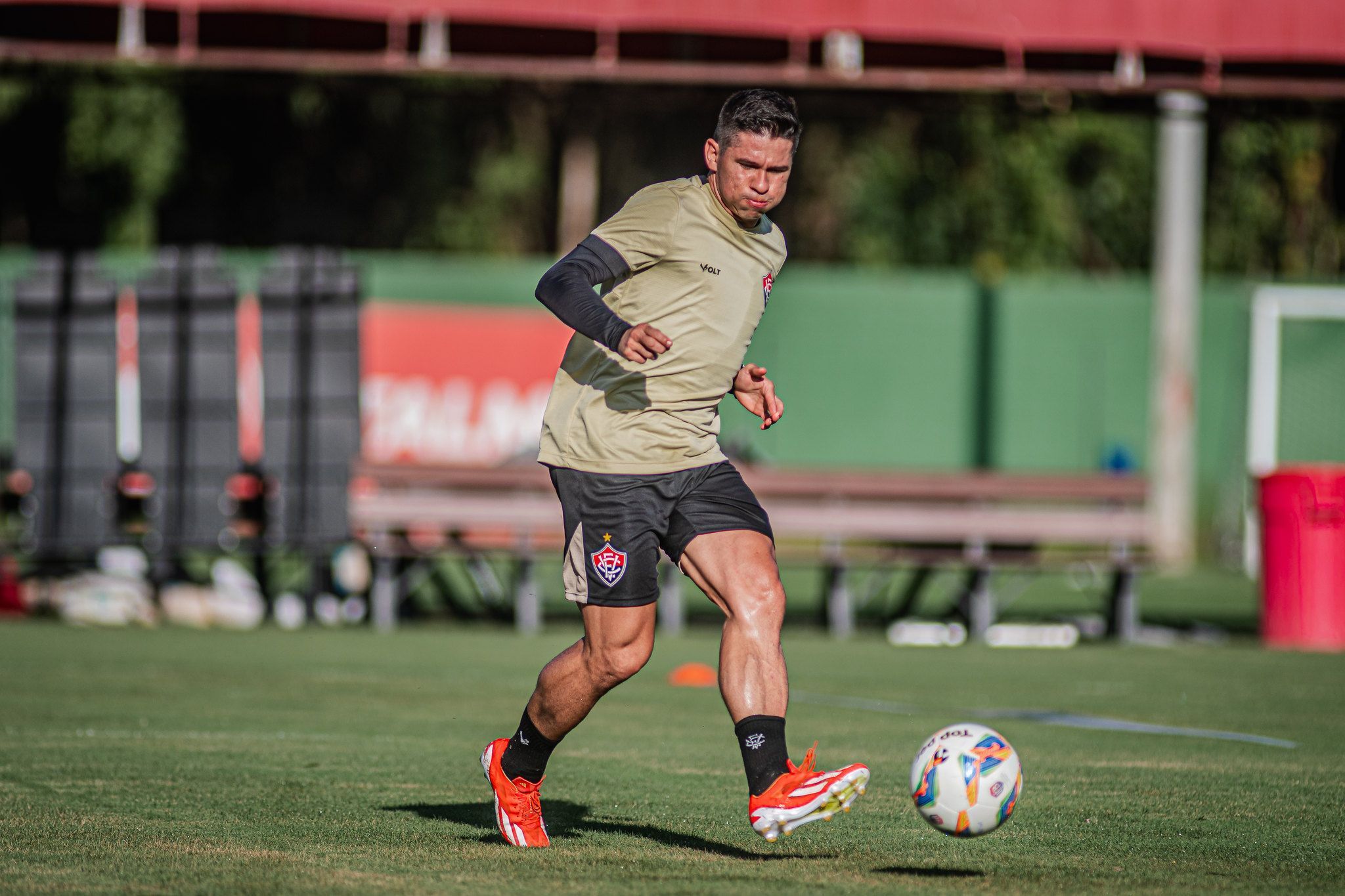 Recuperado, Osvaldo é relacionado pelo Vitória após quatro meses sem jogar
