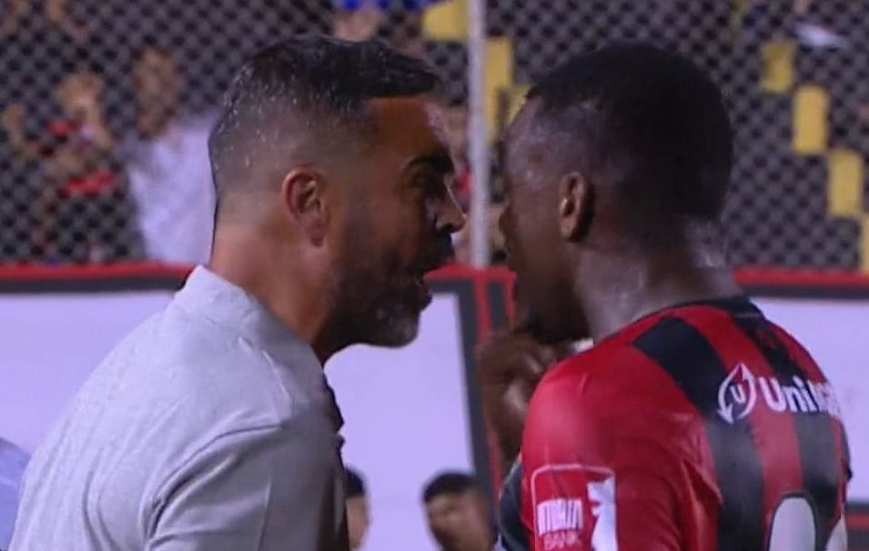 Jogador do Vitória discute com técnico do Botafogo em jogo da Copa do Brasil