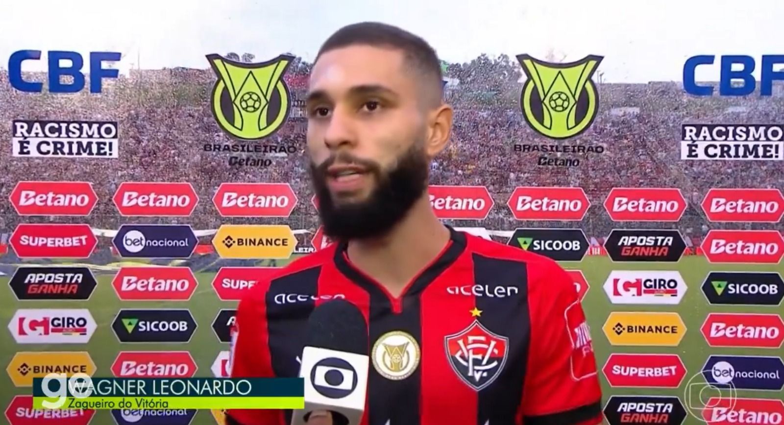 Expulso, zagueiro do Vitória quebra protocolo e sobe o tom contra arbitragem