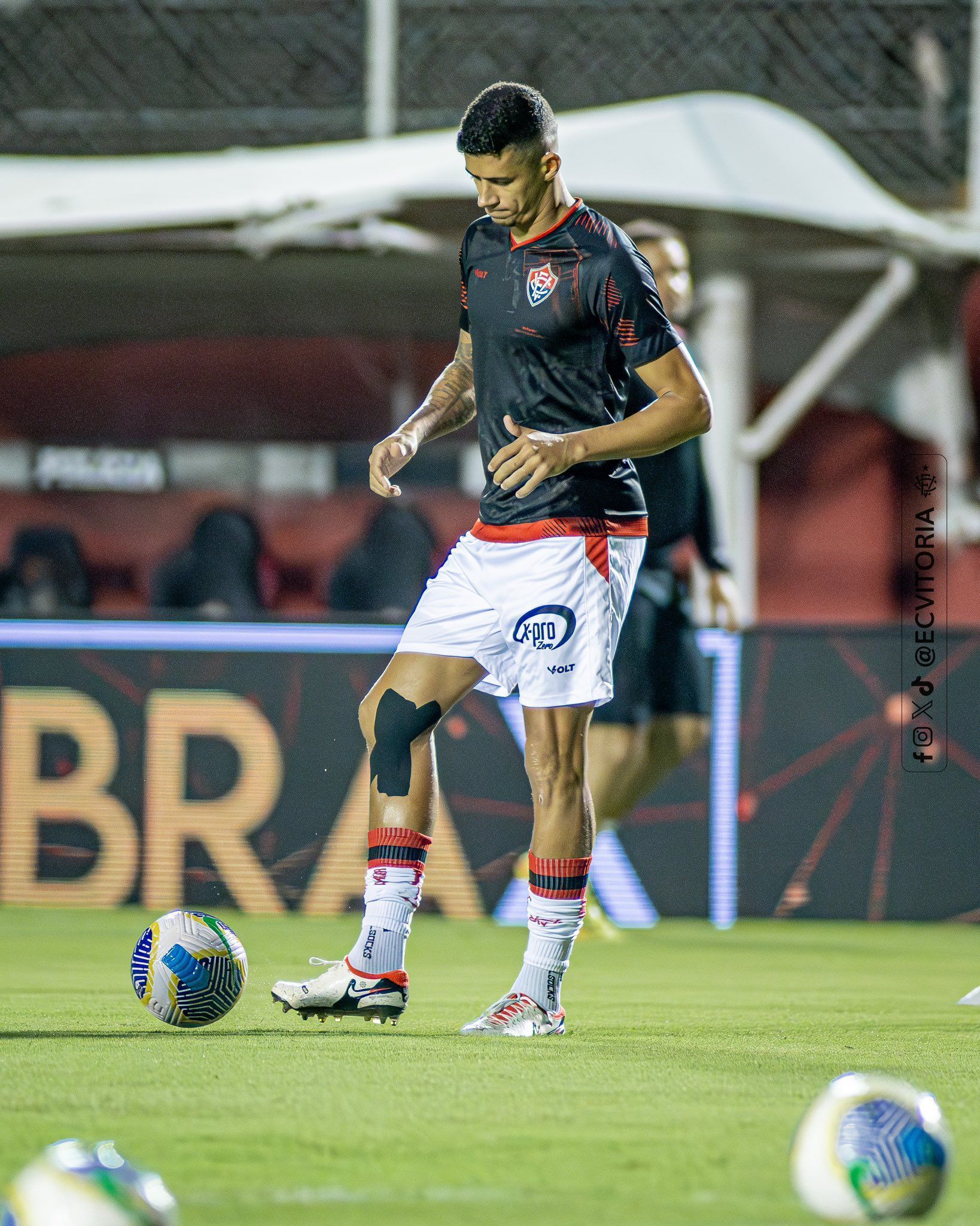 Titular sente dores no aquecimento e desfalca Vitória contra o Atlético