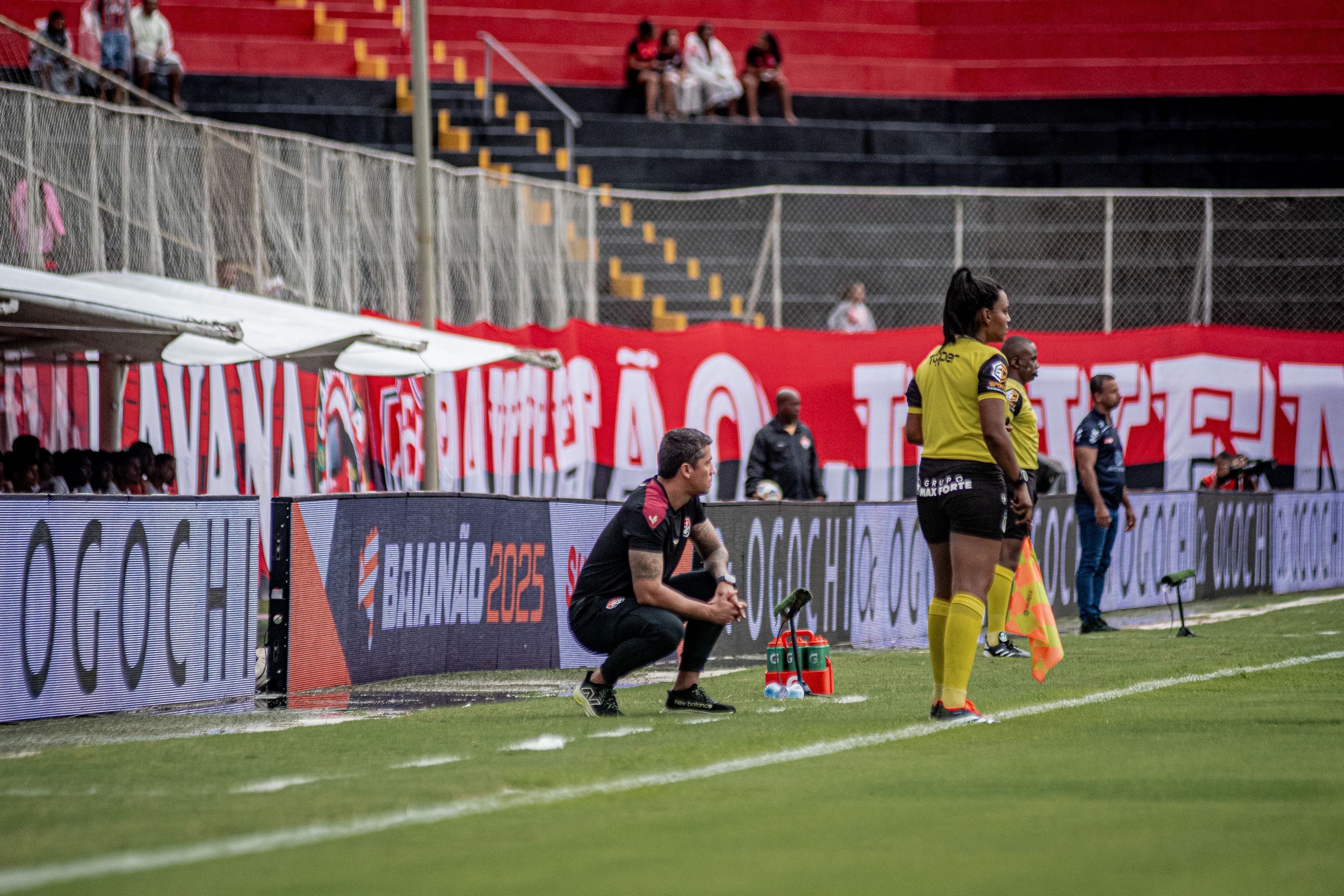 Carpini critica gramado do Barradão após empate do Vitória pelo Baiano