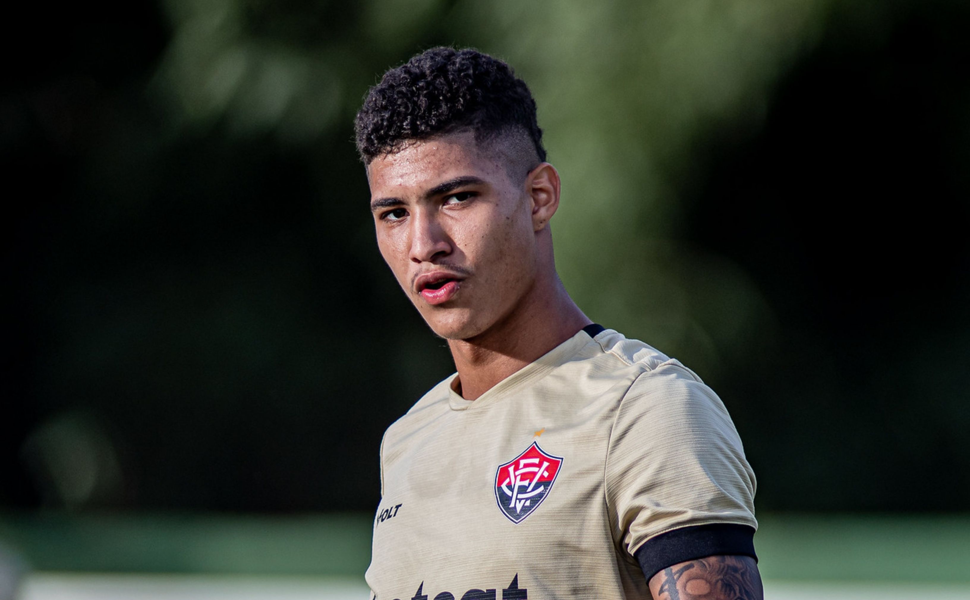 Meia contrai catapora e deve desfalcar Vitória contra o Cruzeiro