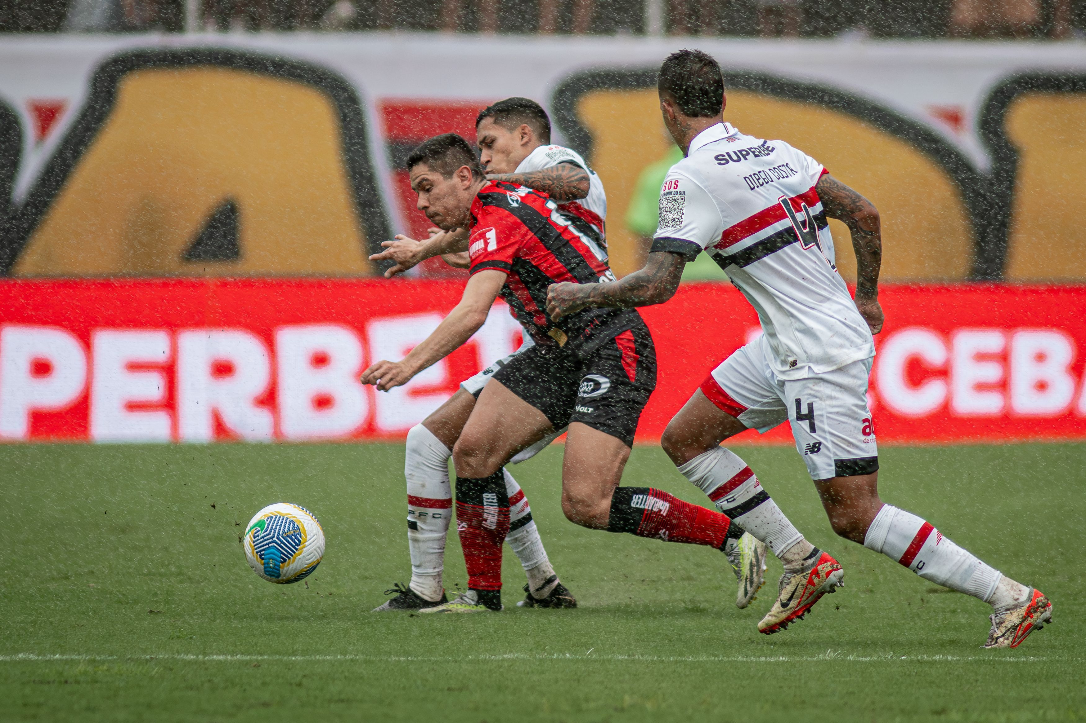 Após mais uma derrota, Osvaldo promete que o Vitória dará 'volta por cima'