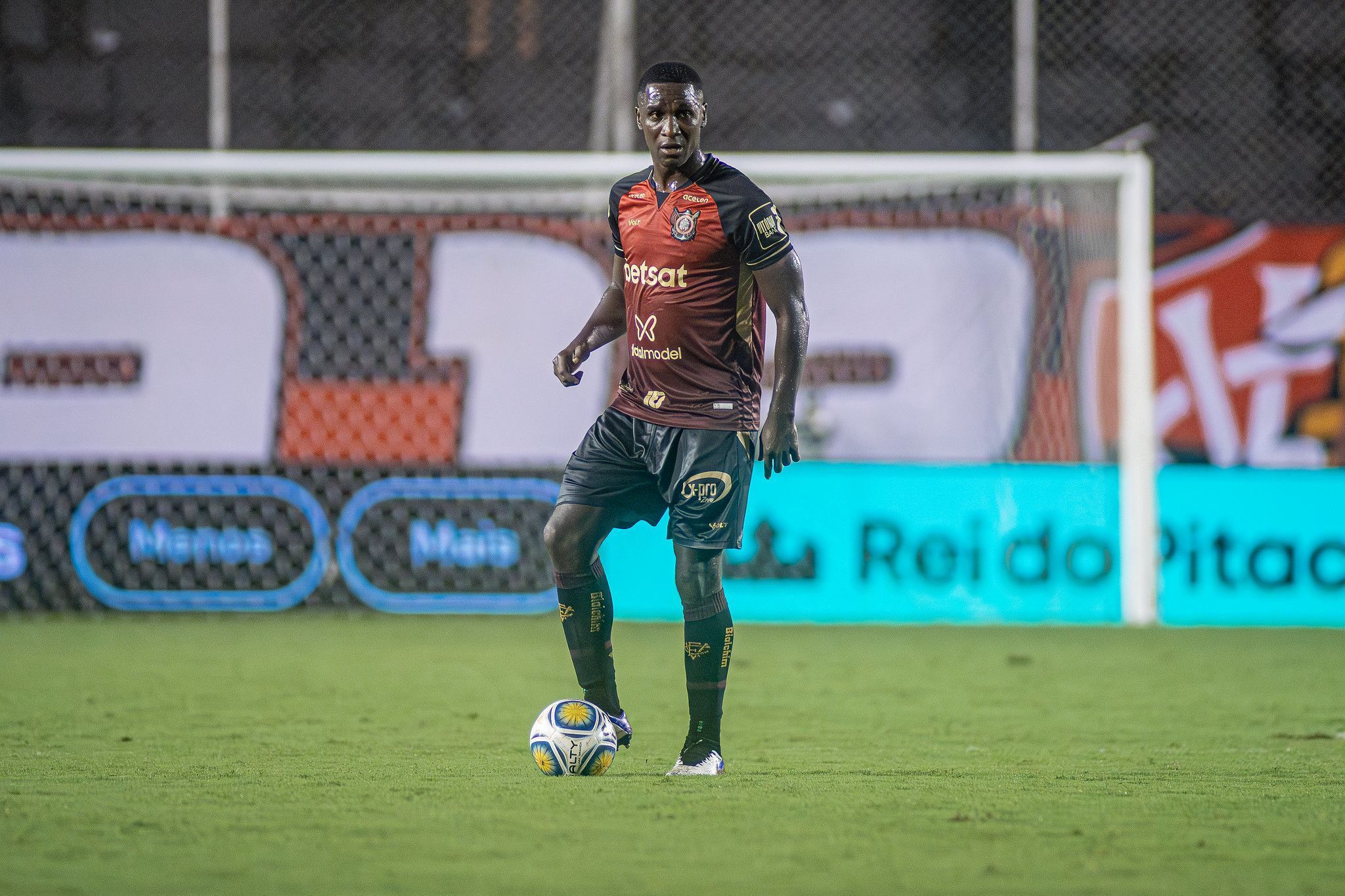 Ex-Milan, zagueiro de Copa do Mundo está de saída do Vitória