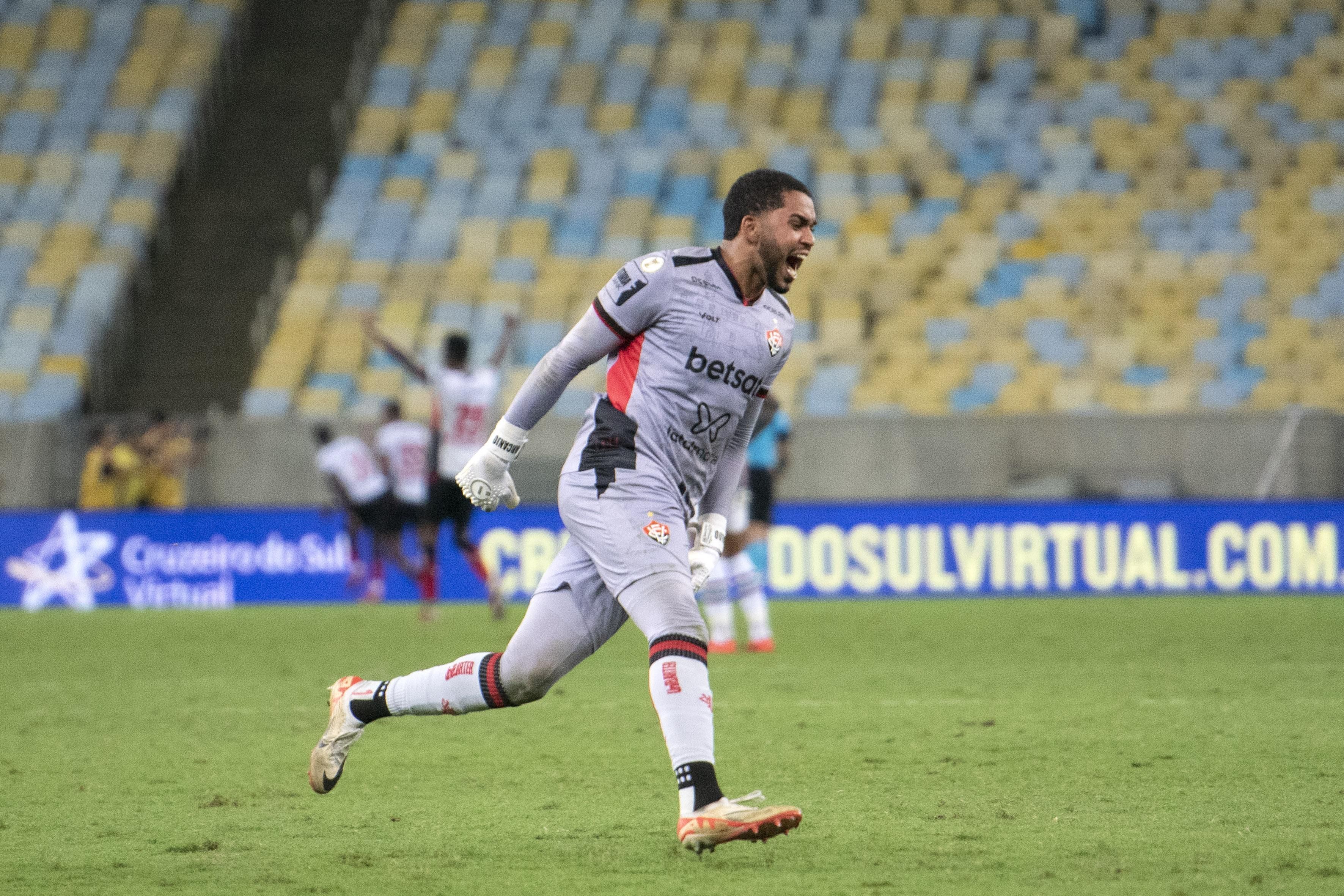 Destaque do Vitória, Lucas Arcanjo se firma como 'goleiro de Série A'