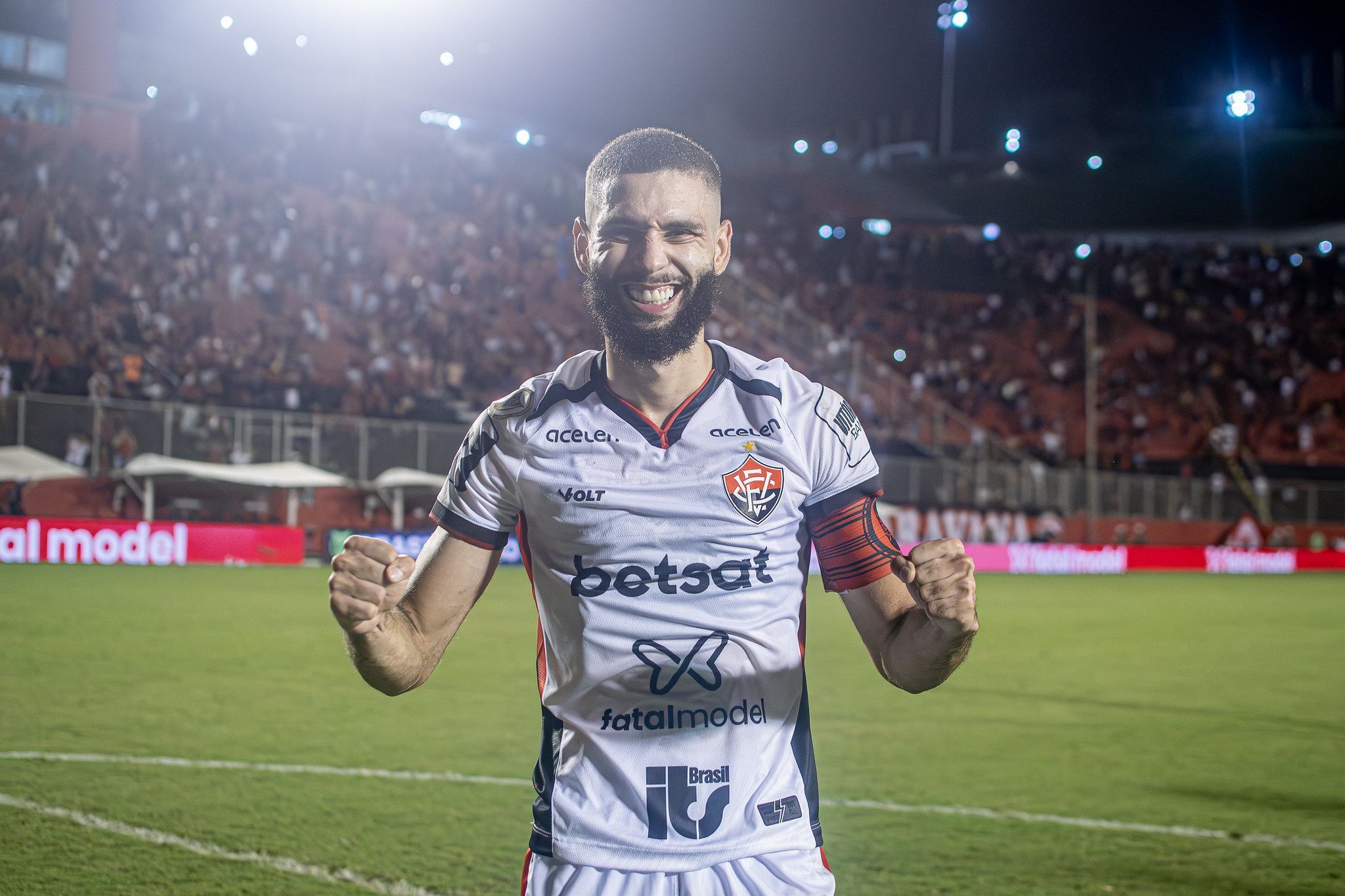 Vitória renova contrato com Wagner Leonardo e anuncia multa milionária