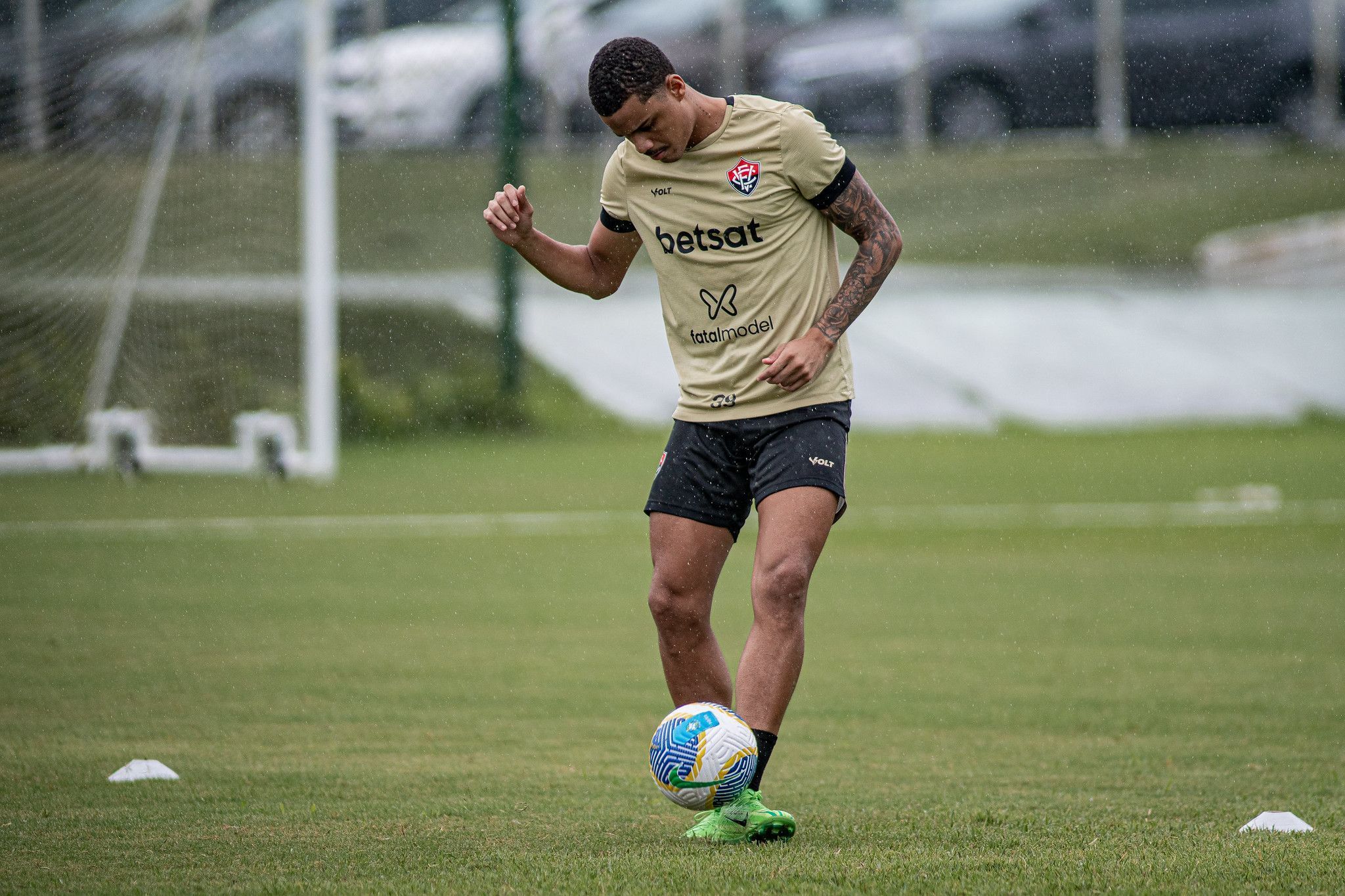 Atacante do Vitória é liberado pelo DM e pode atuar contra o Fluminense