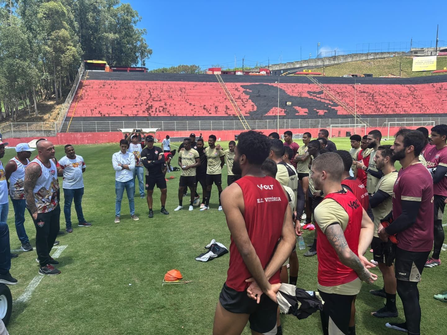 Organizada do Vitória vai a treino e se reúne com elenco antes de jogo