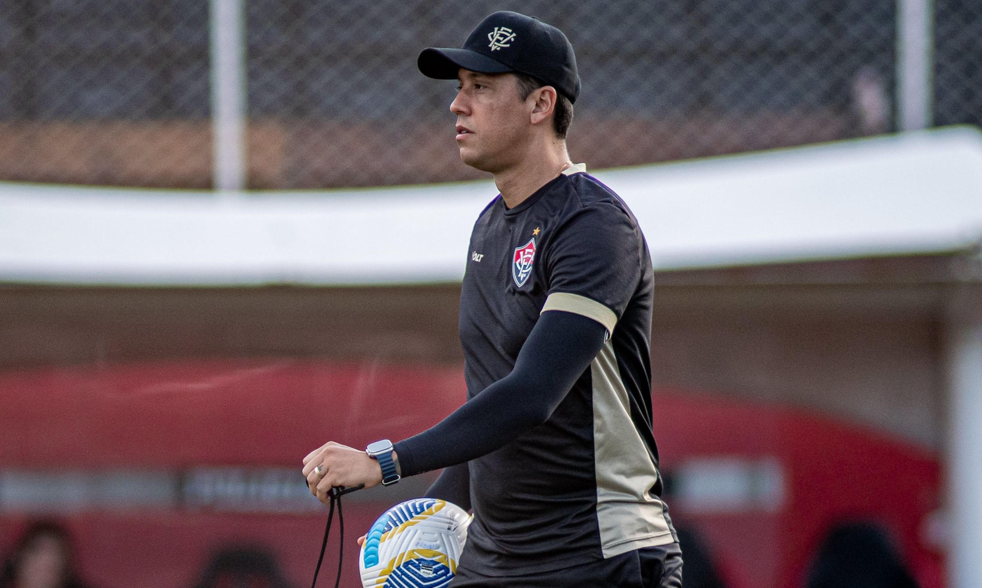 Técnico do Vitória se pronuncia sobre jogadores afastados do elenco