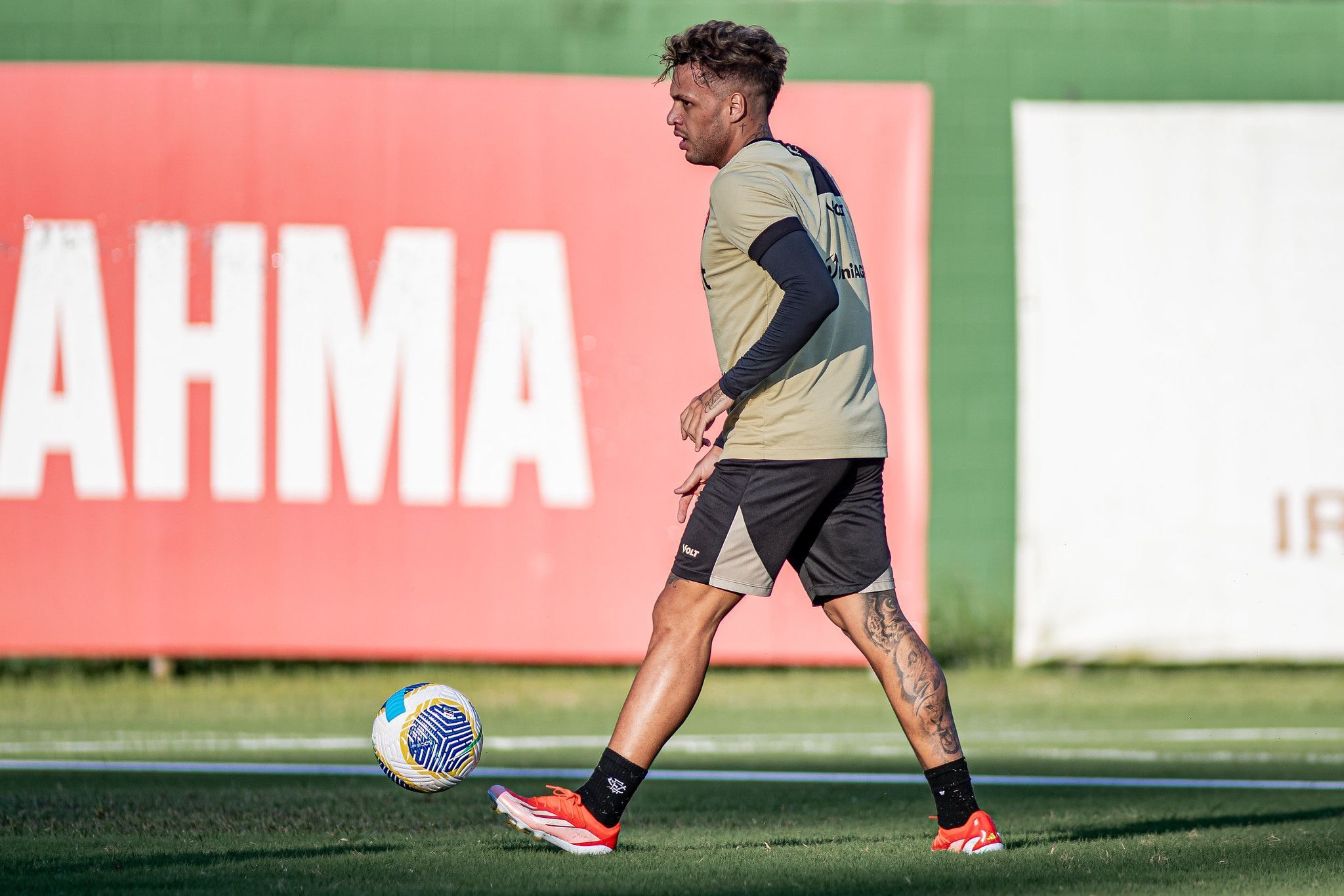 Ex-Cruzeiro treina e pode reforçar Vitória contra o Atlético
