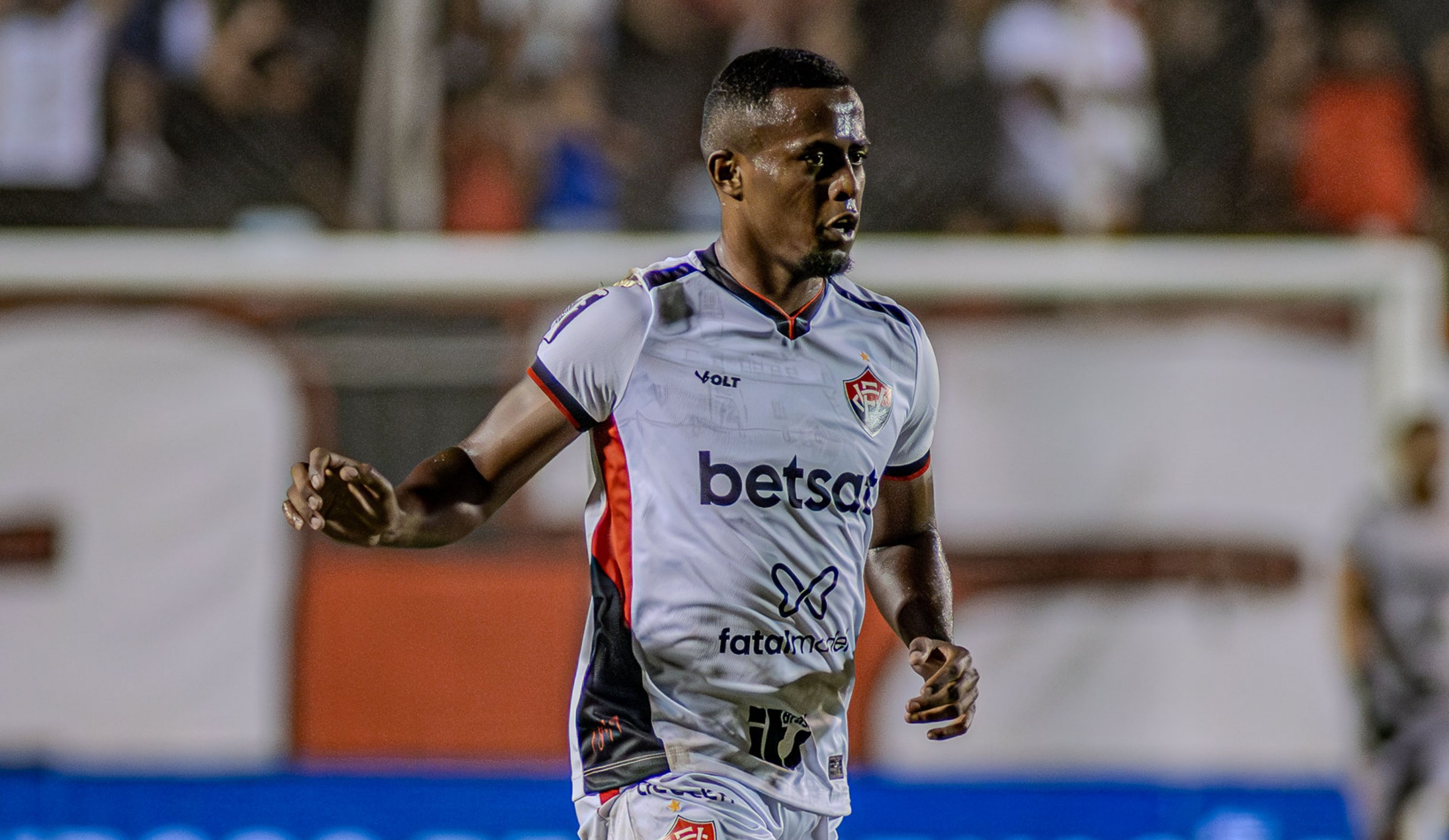 Vitória anuncia renovação de contrato com atacante Carlos Eduardo