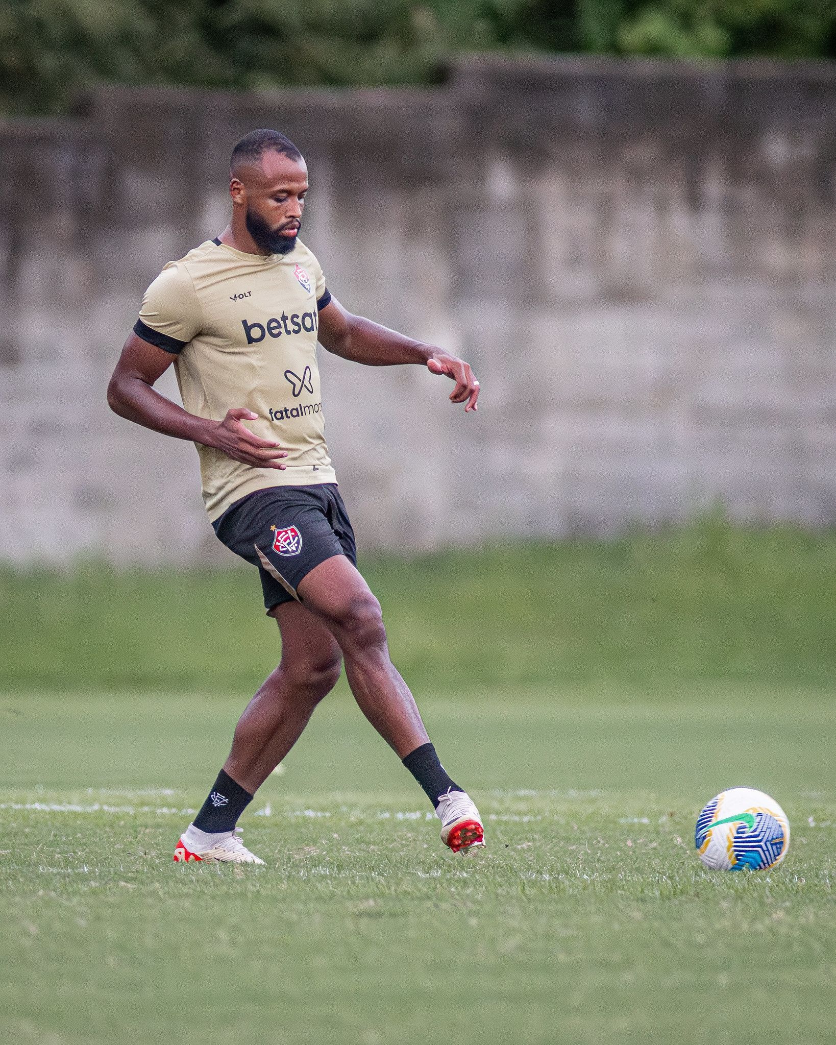 Escalação do Vitória: Léo Condé define substituto de Wagner Leonardo