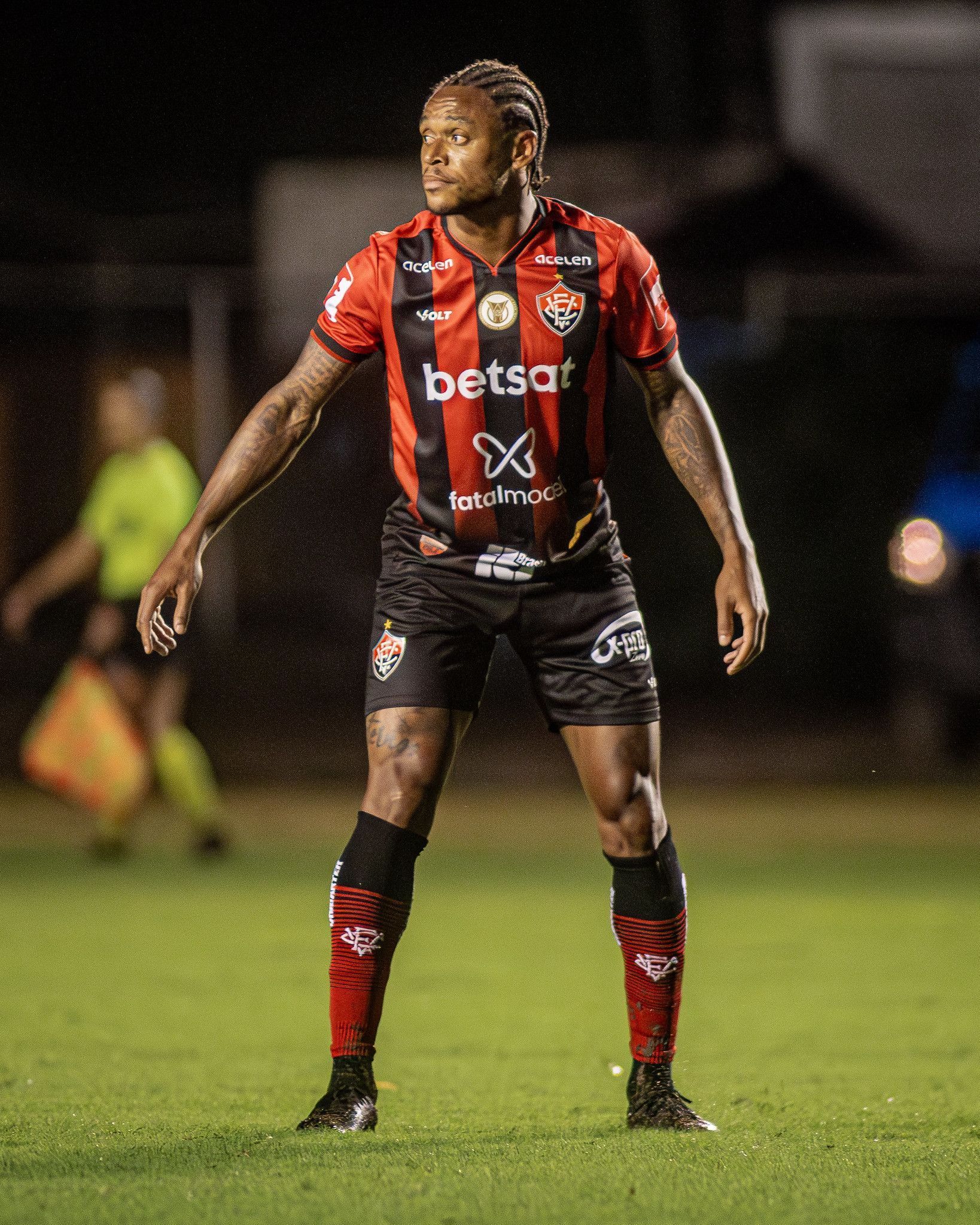 Empresário 'cobra' titularidade de Luiz Adriano no Vitória; entenda