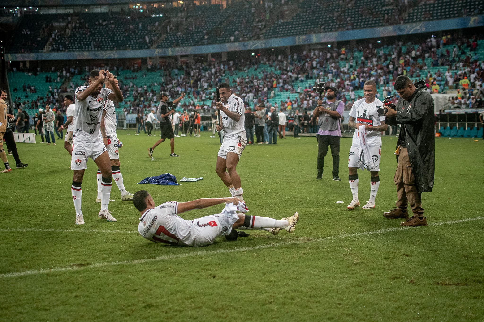 Jogadores do Vitória são punidos por comemoração do título baiano; entenda