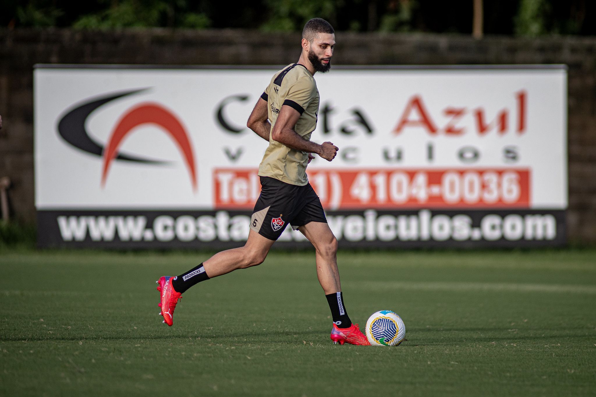 Vitória perde Wagner Leonardo para jogo contra o Vasco; veja opções de Condé