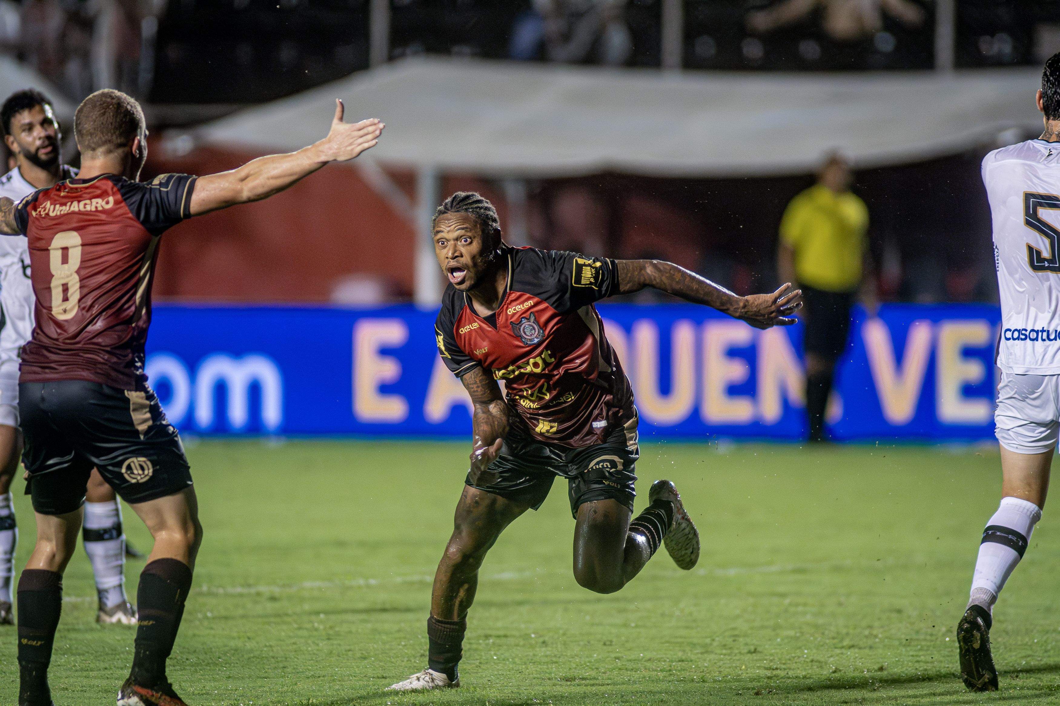Jogadores do Vitória lamentam eliminação, mas celebram estreia no Barradão