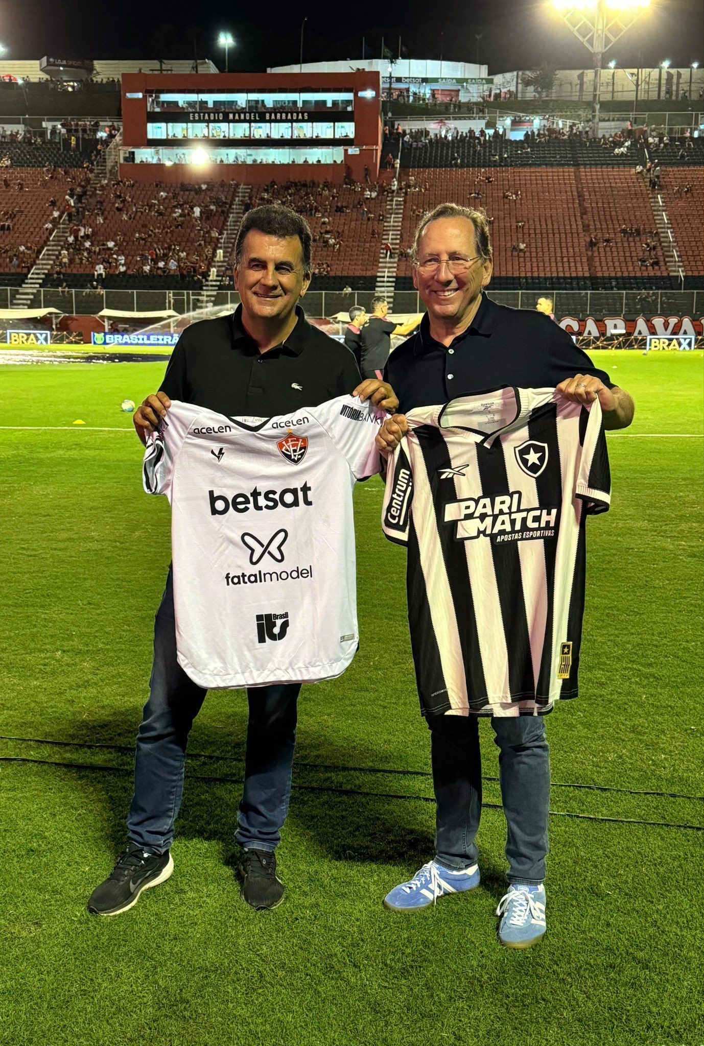 John Textor, do Botafogo, troca camisa com presidente do Vitória